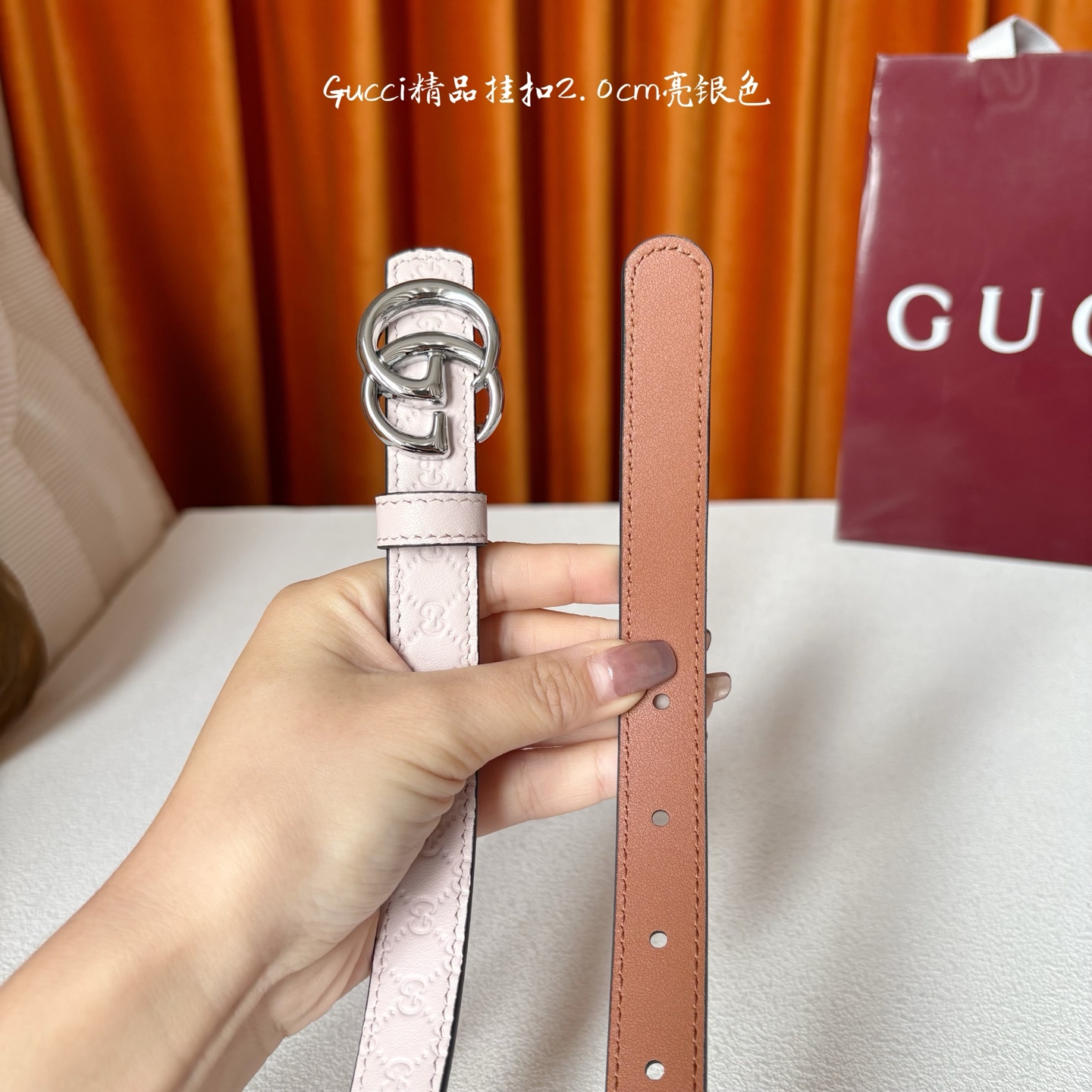 Gucci这款20MM腰带一面为粉色牛皮革，另一面为土黄色牛皮革，搭配可拆卸互扣式双G搭扣，双面可用，潮