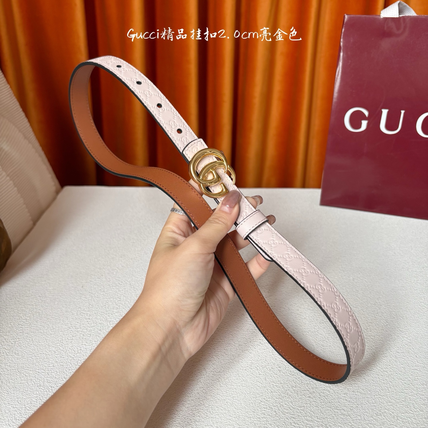 Gucci这款20MM腰带一面为粉色牛皮革，另一面为土黄色牛皮革，搭配可拆卸互扣式双G搭扣，双面可用，潮