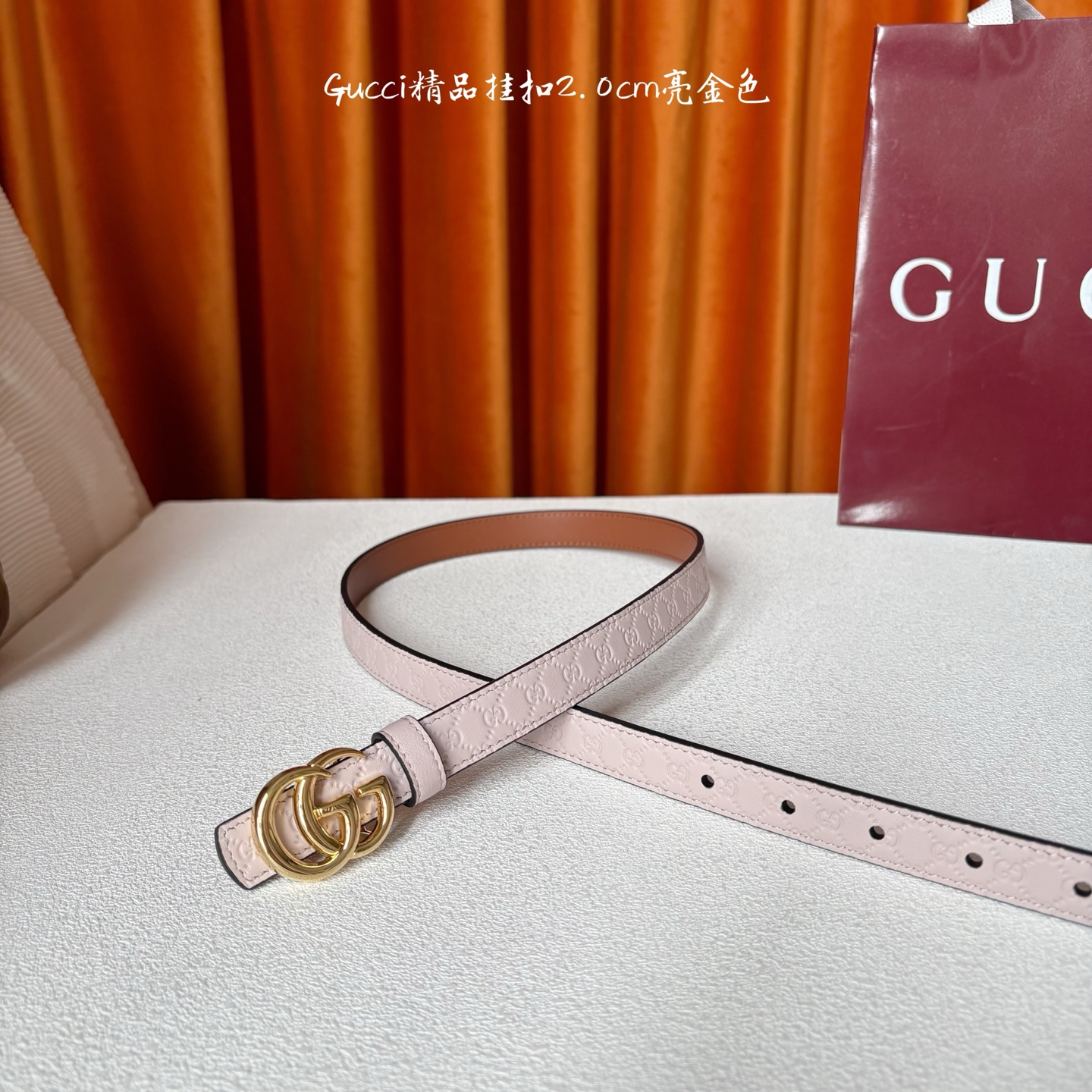 Gucci这款20MM腰带一面为粉色牛皮革，另一面为土黄色牛皮革，搭配可拆卸互扣式双G搭扣，双面可用，潮