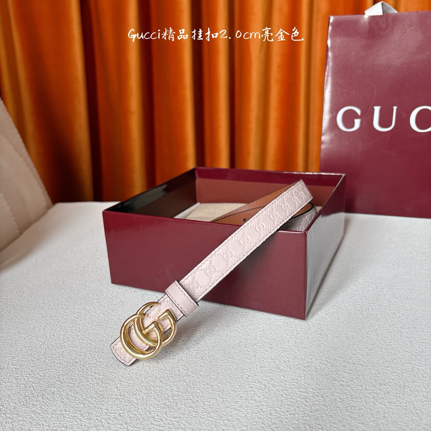 Gucci这款20MM腰带一面为粉色牛皮革，另一面为土黄色牛皮革，搭配可拆卸互扣式双G搭扣，双面可用，潮