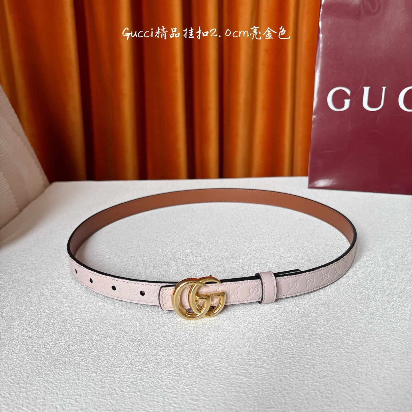 Gucci这款20MM腰带一面为粉色牛皮革，另一面为土黄色牛皮革，搭配可拆卸互扣式双G搭扣，双面可用，潮