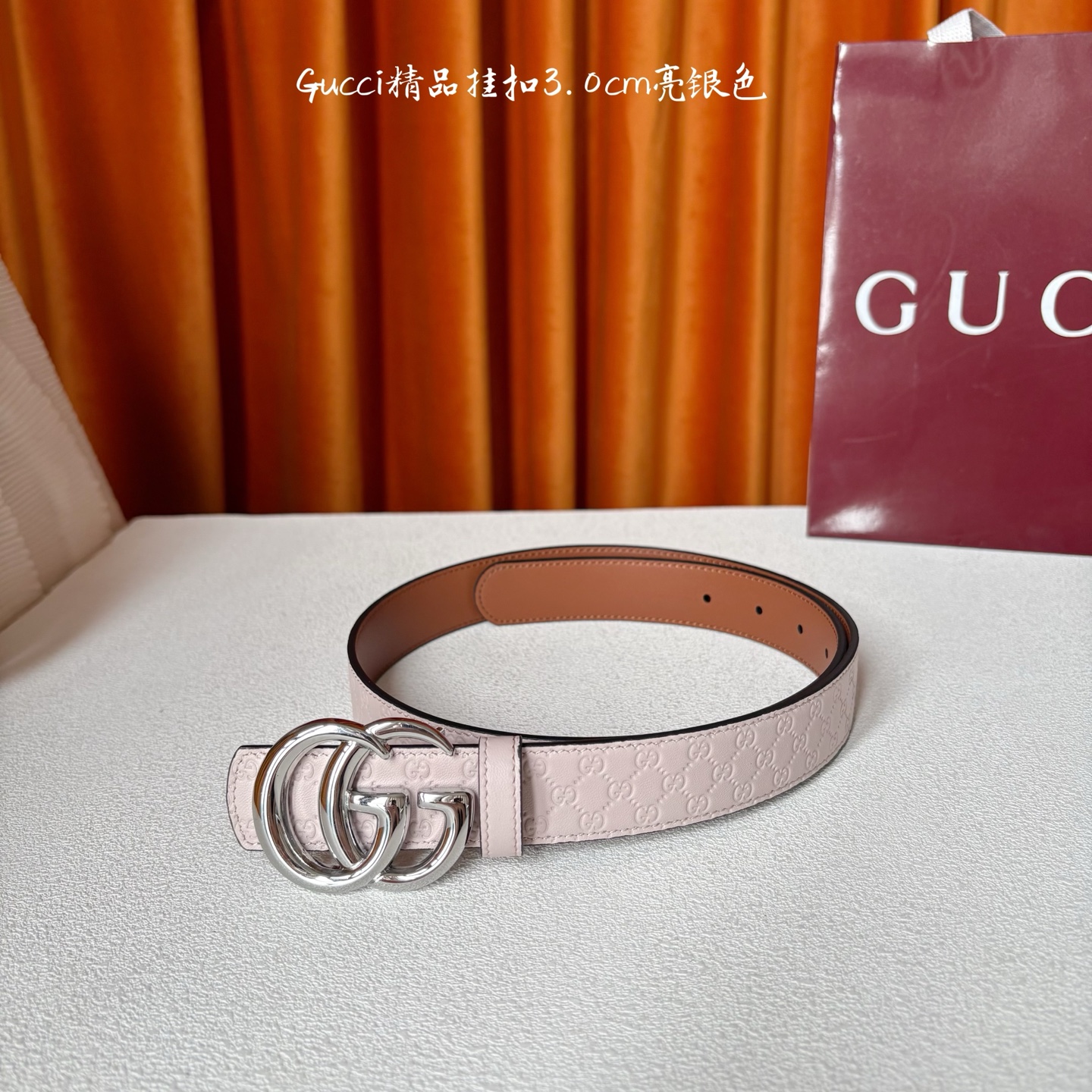 Gucci这款30MM腰带一面为粉色牛皮革，另一面为土黄色牛皮革，搭配可拆卸互扣式双G搭扣，双面可用，潮