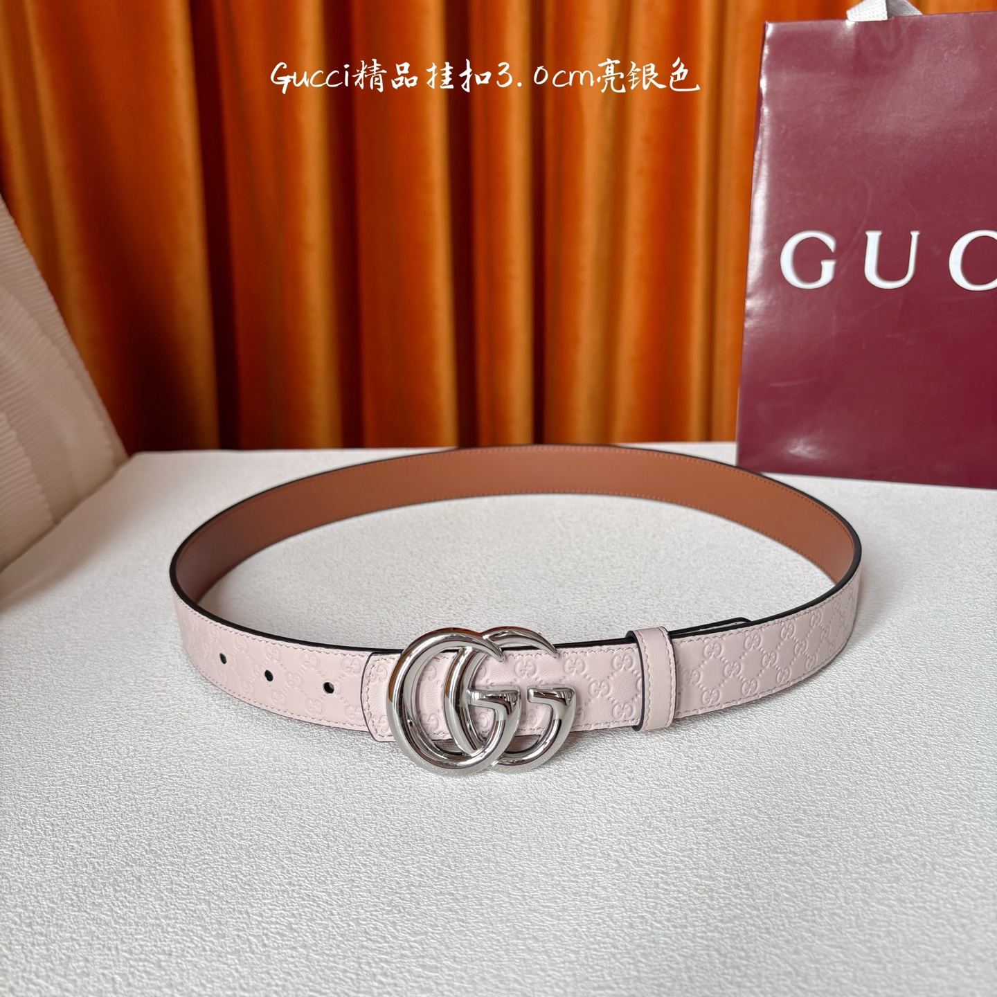 Gucci这款30MM腰带一面为粉色牛皮革，另一面为土黄色牛皮革，搭配可拆卸互扣式双G搭扣，双面可用，潮