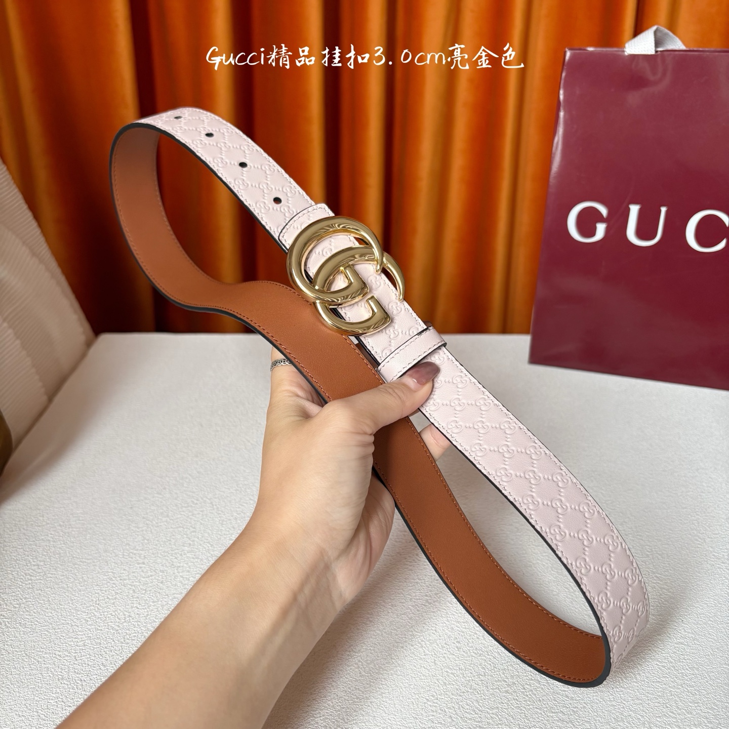 Gucci这款30MM腰带一面为粉色牛皮革，另一面为土黄色牛皮革，搭配可拆卸互扣式双G搭扣，双面可用，潮