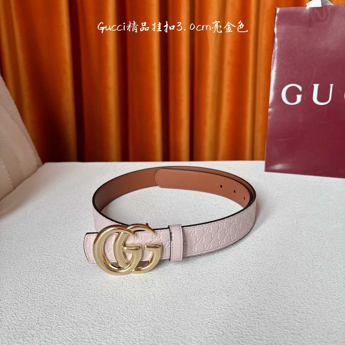 Gucci这款30MM腰带一面为粉色牛皮革，另一面为土黄色牛皮革，搭配可拆卸互扣式双G搭扣，双面可用，潮