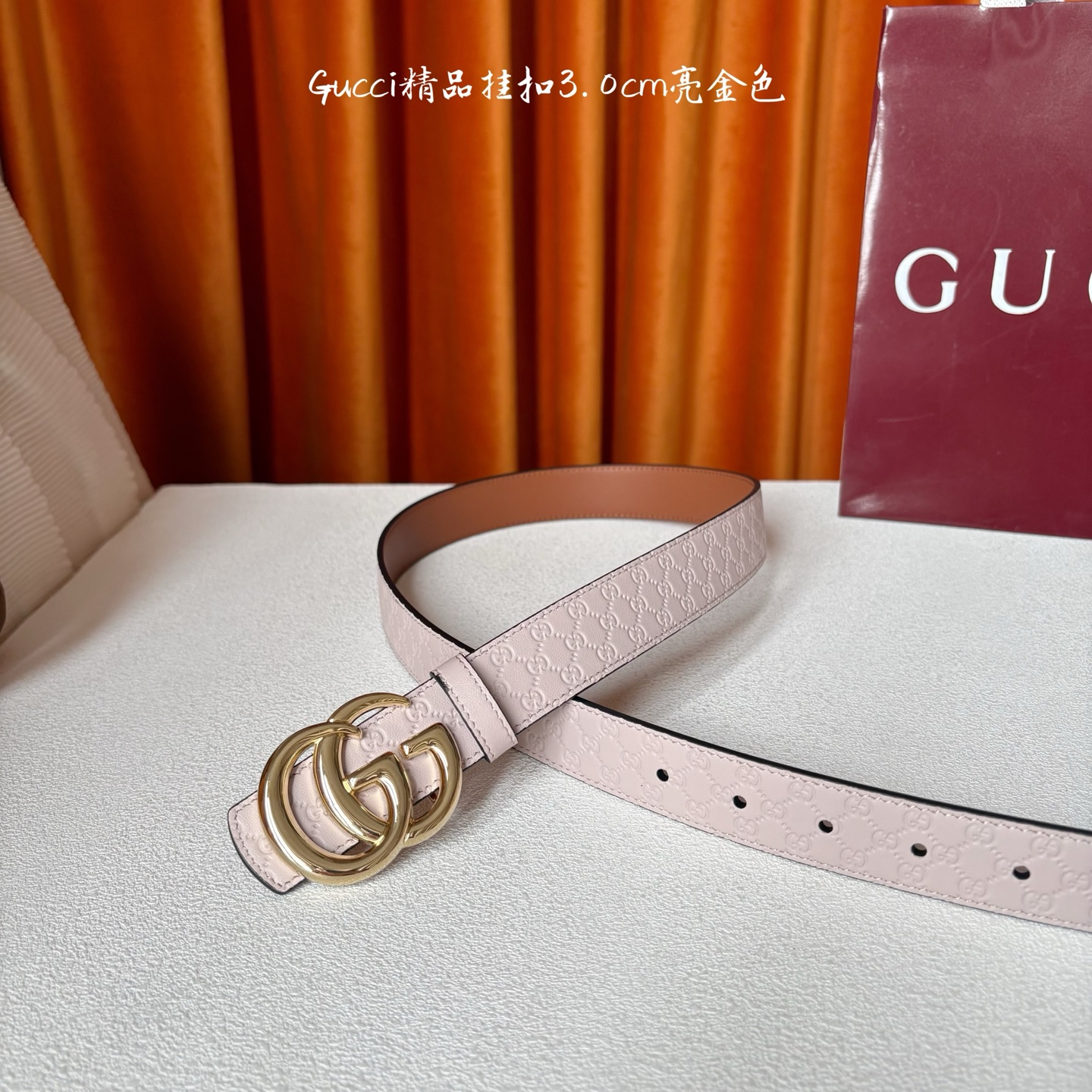 Gucci这款30MM腰带一面为粉色牛皮革，另一面为土黄色牛皮革，搭配可拆卸互扣式双G搭扣，双面可用，潮