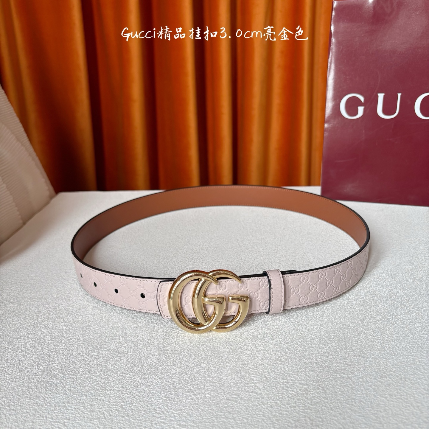 Gucci这款30MM腰带一面为粉色牛皮革，另一面为土黄色牛皮革，搭配可拆卸互扣式双G搭扣，双面可用，潮