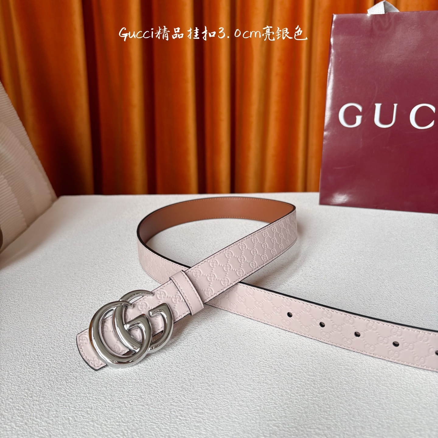 Gucci这款30MM腰带一面为粉色牛皮革，另一面为土黄色牛皮革，搭配可拆卸互扣式双G搭扣，双面可用，潮