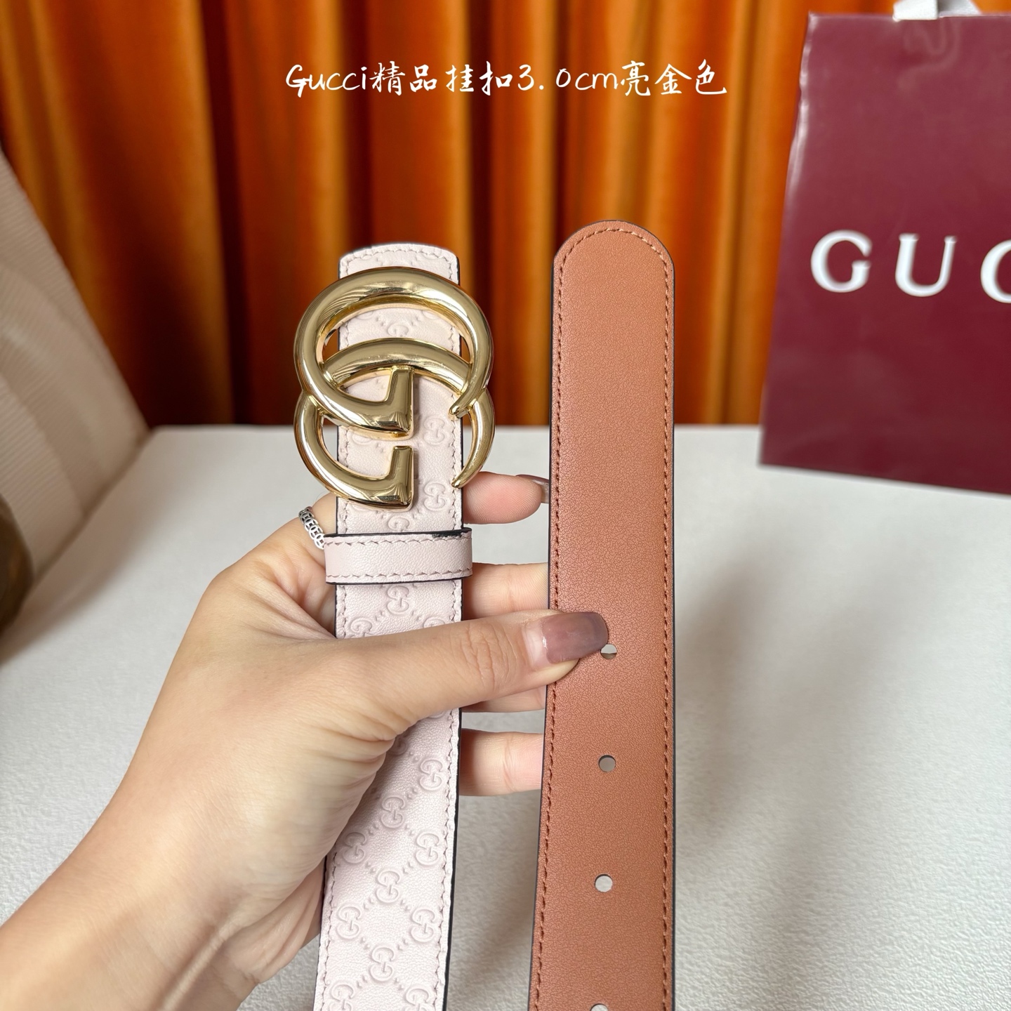 Gucci这款30MM腰带一面为粉色牛皮革，另一面为土黄色牛皮革，搭配可拆卸互扣式双G搭扣，双面可用，潮