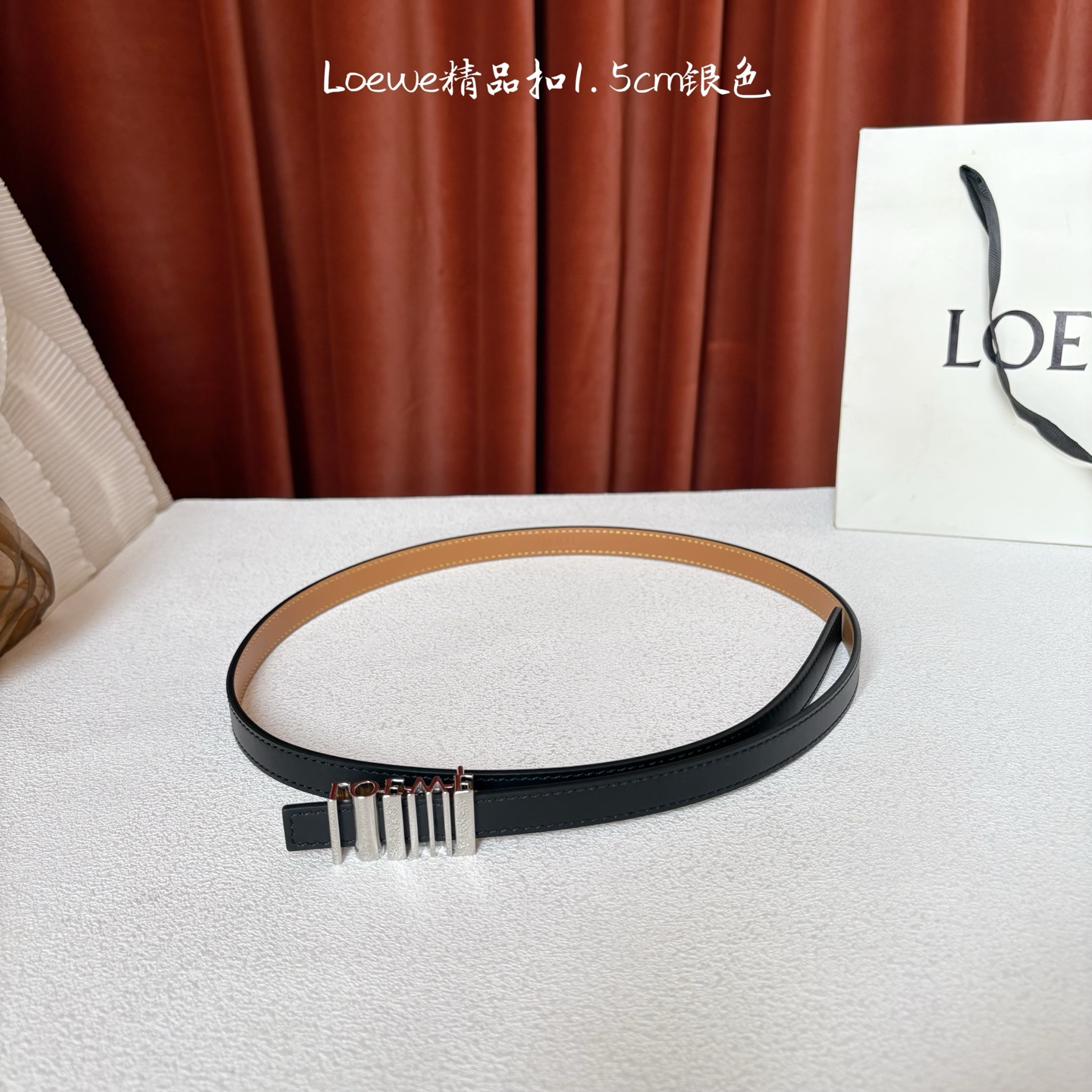 Loewe经典牛皮革腰带，亮面LOEWE几何腰带扣。宽1.5cm，ZP开发，细节精致。罗意威这款皮带旁人