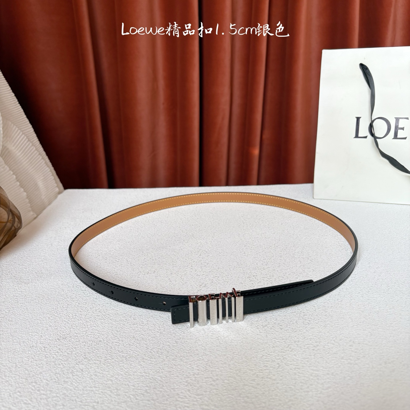 Loewe经典牛皮革腰带，亮面LOEWE几何腰带扣。宽1.5cm，ZP开发，细节精致。罗意威这款皮带旁人