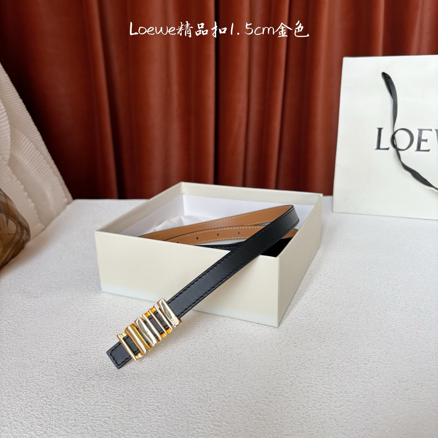Loewe经典牛皮革腰带，亮面LOEWE几何腰带扣。宽1.5cm，ZP开发，细节精致。罗意威这款皮带旁人
