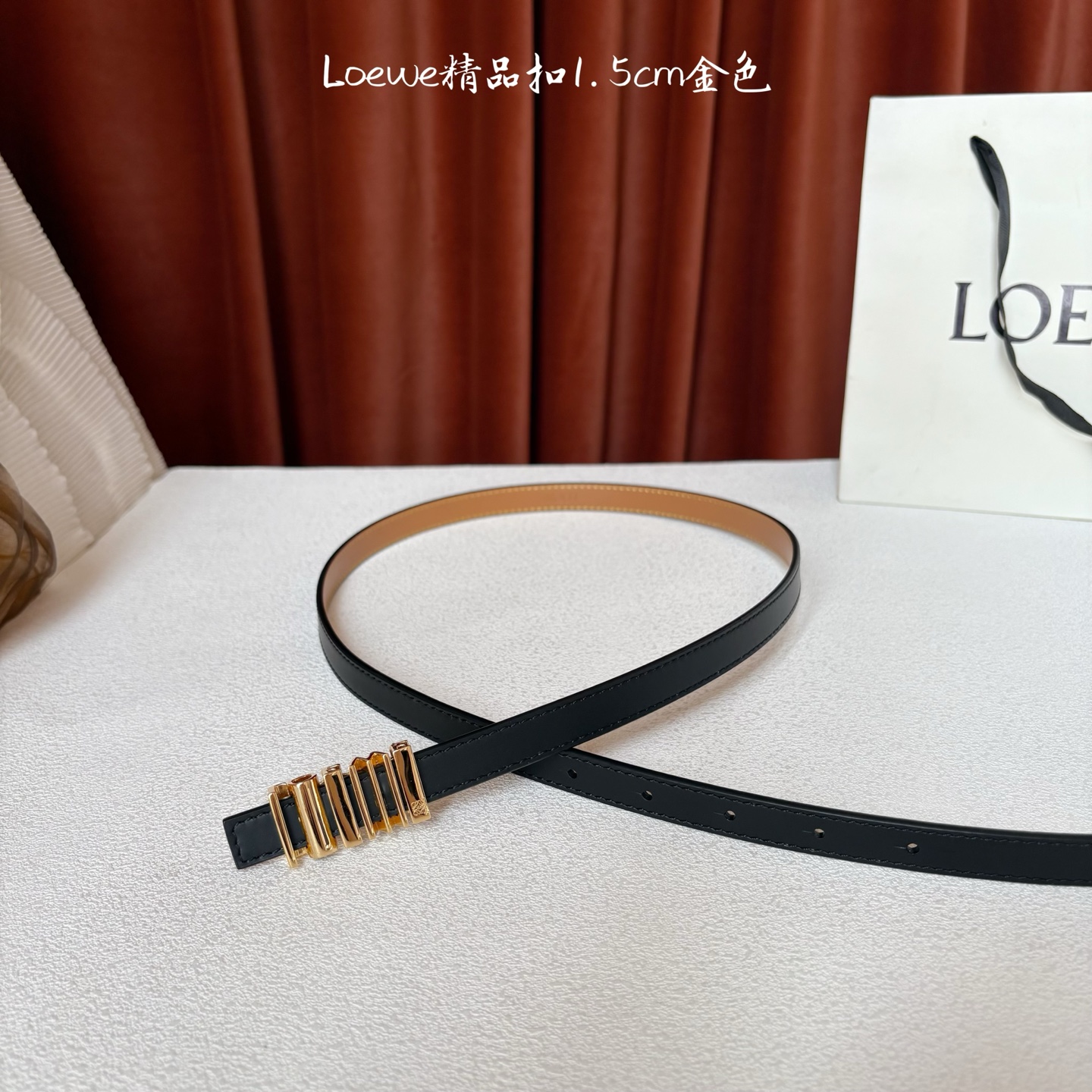 Loewe经典牛皮革腰带，亮面LOEWE几何腰带扣。宽1.5cm，ZP开发，细节精致。罗意威这款皮带旁人