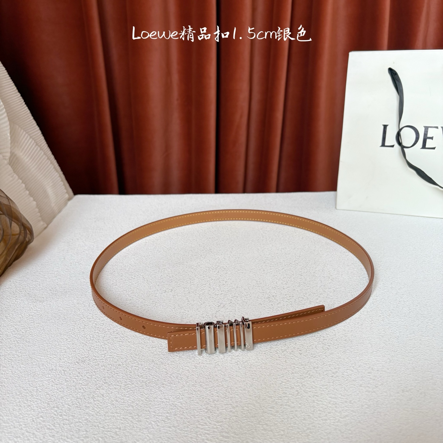 Loewe经典牛皮革腰带，亮面LOEWE几何腰带扣。宽1.5cm，ZP开发，细节精致。罗意威这款皮带旁人
