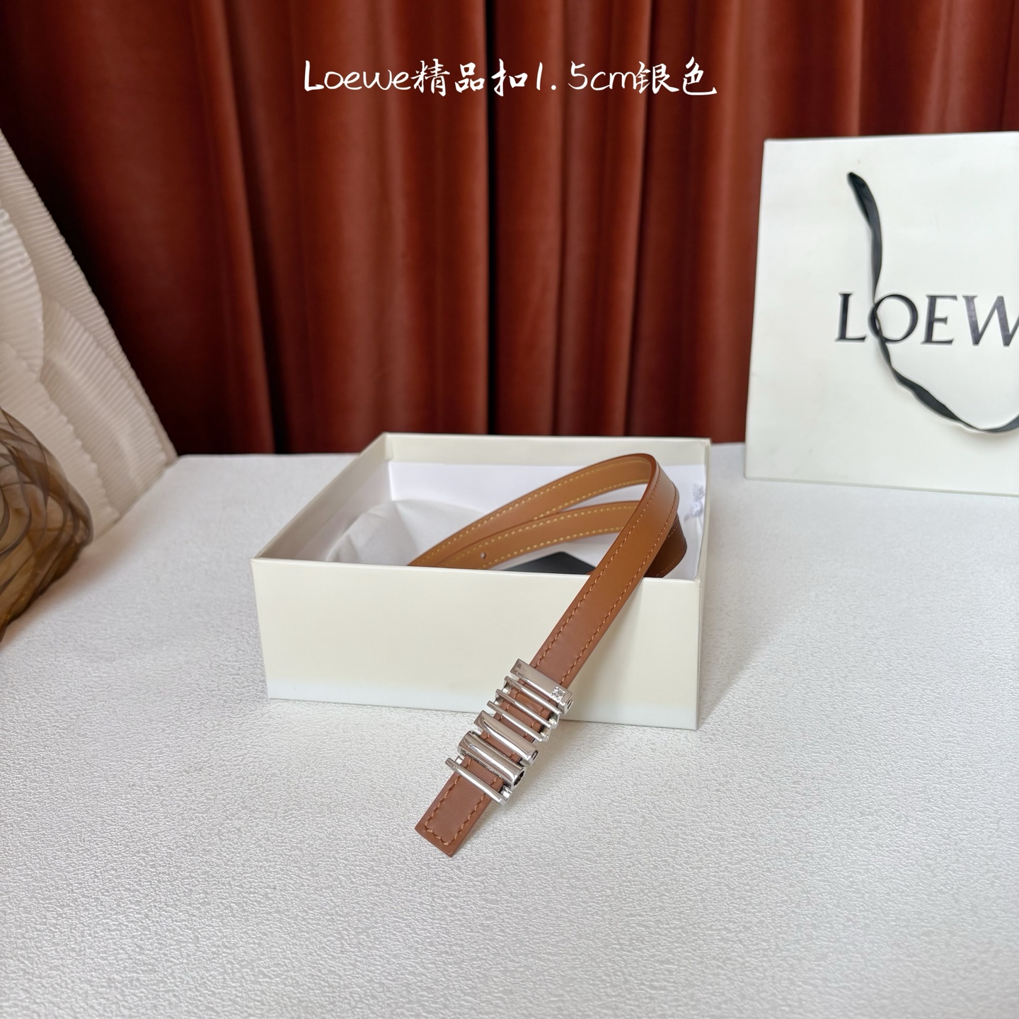 Loewe经典牛皮革腰带，亮面LOEWE几何腰带扣。宽1.5cm，ZP开发，细节精致。罗意威这款皮带旁人