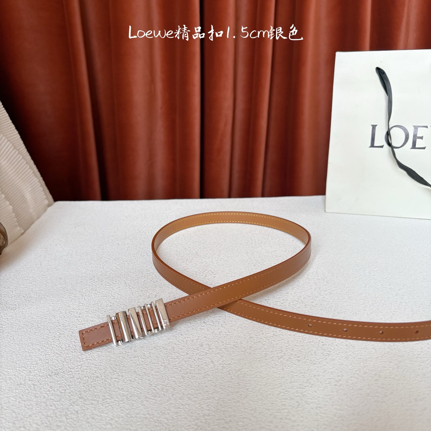 Loewe经典牛皮革腰带，亮面LOEWE几何腰带扣。宽1.5cm，ZP开发，细节精致。罗意威这款皮带旁人