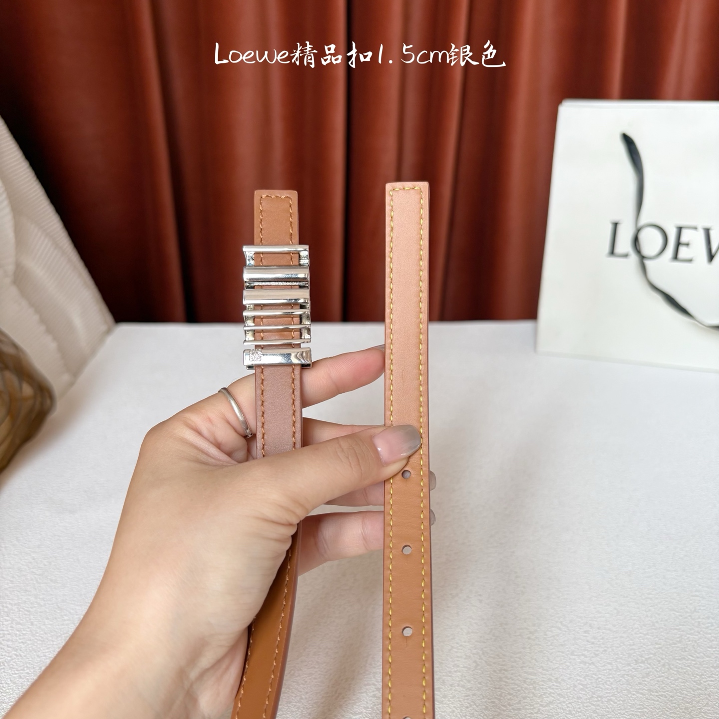 Loewe经典牛皮革腰带，亮面LOEWE几何腰带扣。宽1.5cm，ZP开发，细节精致。罗意威这款皮带旁人