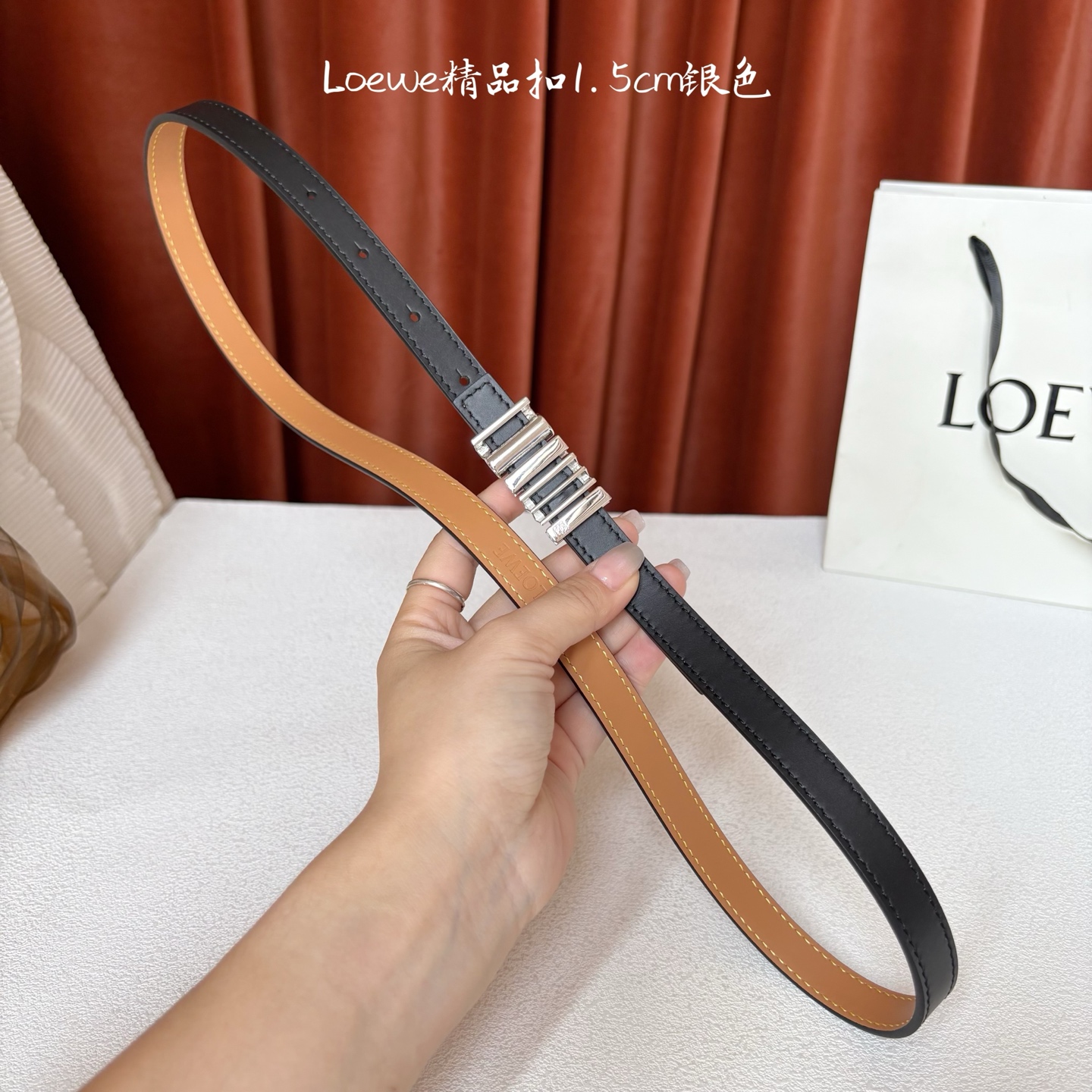 Loewe经典牛皮革腰带，亮面LOEWE几何腰带扣。宽1.5cm，ZP开发，细节精致。罗意威这款皮带旁人