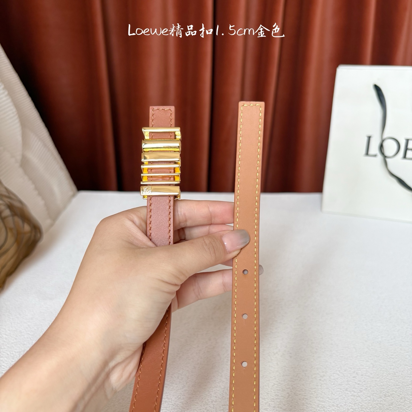 Loewe经典牛皮革腰带，亮面LOEWE几何腰带扣。宽1.5cm，ZP开发，细节精致。罗意威这款皮带旁人