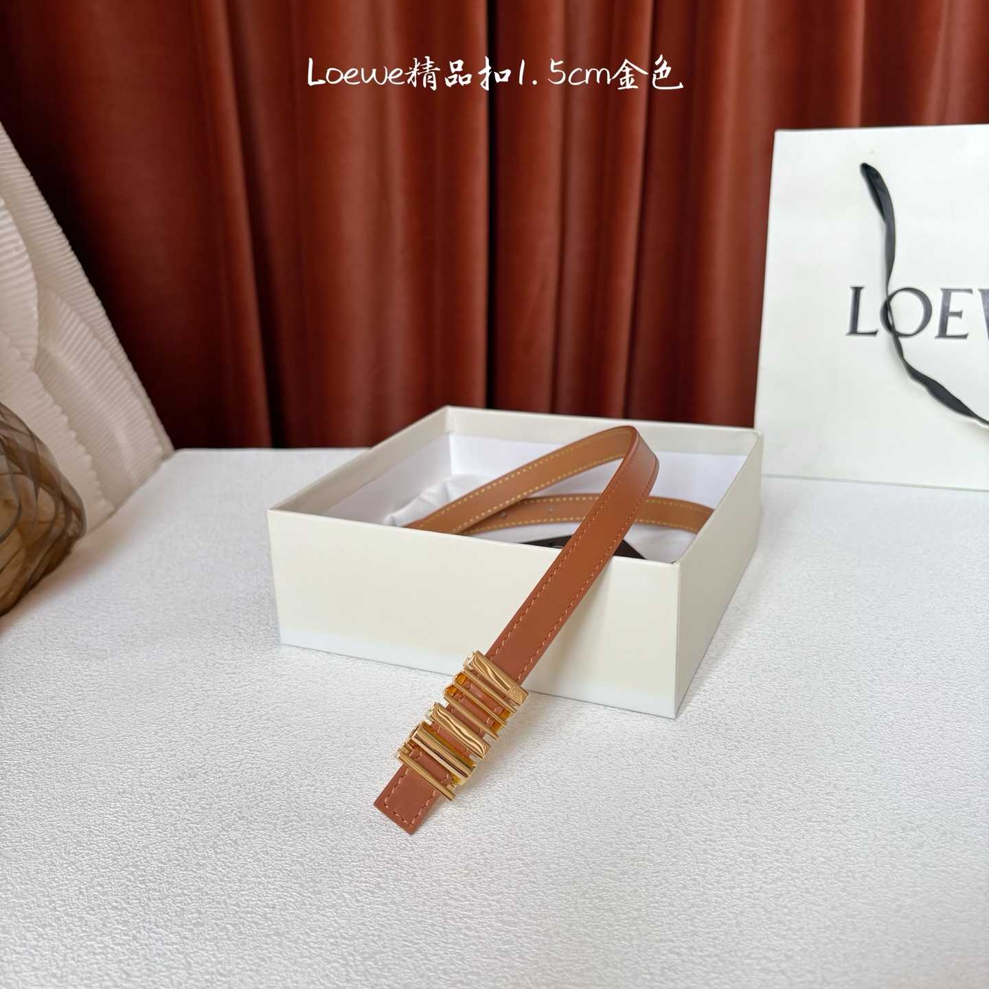 Loewe经典牛皮革腰带，亮面LOEWE几何腰带扣。宽1.5cm，ZP开发，细节精致。罗意威这款皮带旁人