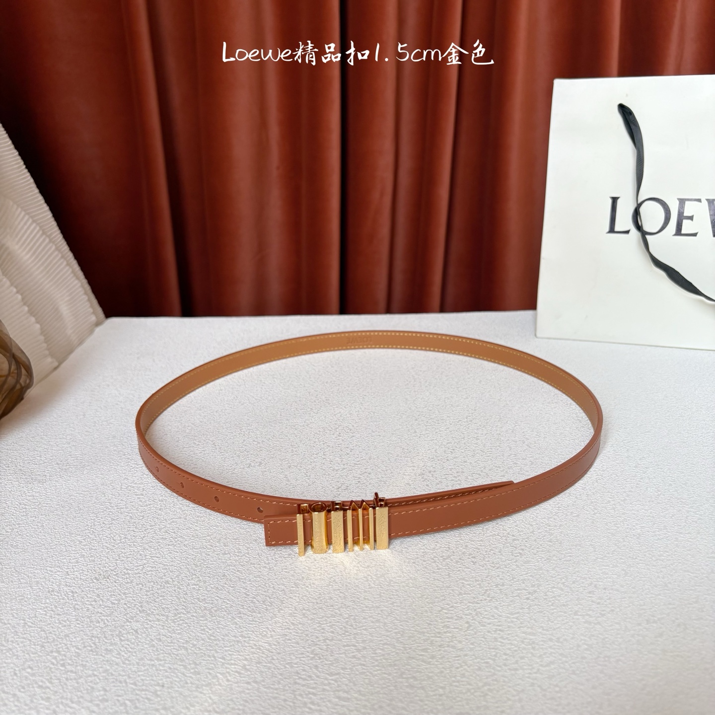 Loewe经典牛皮革腰带，亮面LOEWE几何腰带扣。宽1.5cm，ZP开发，细节精致。罗意威这款皮带旁人
