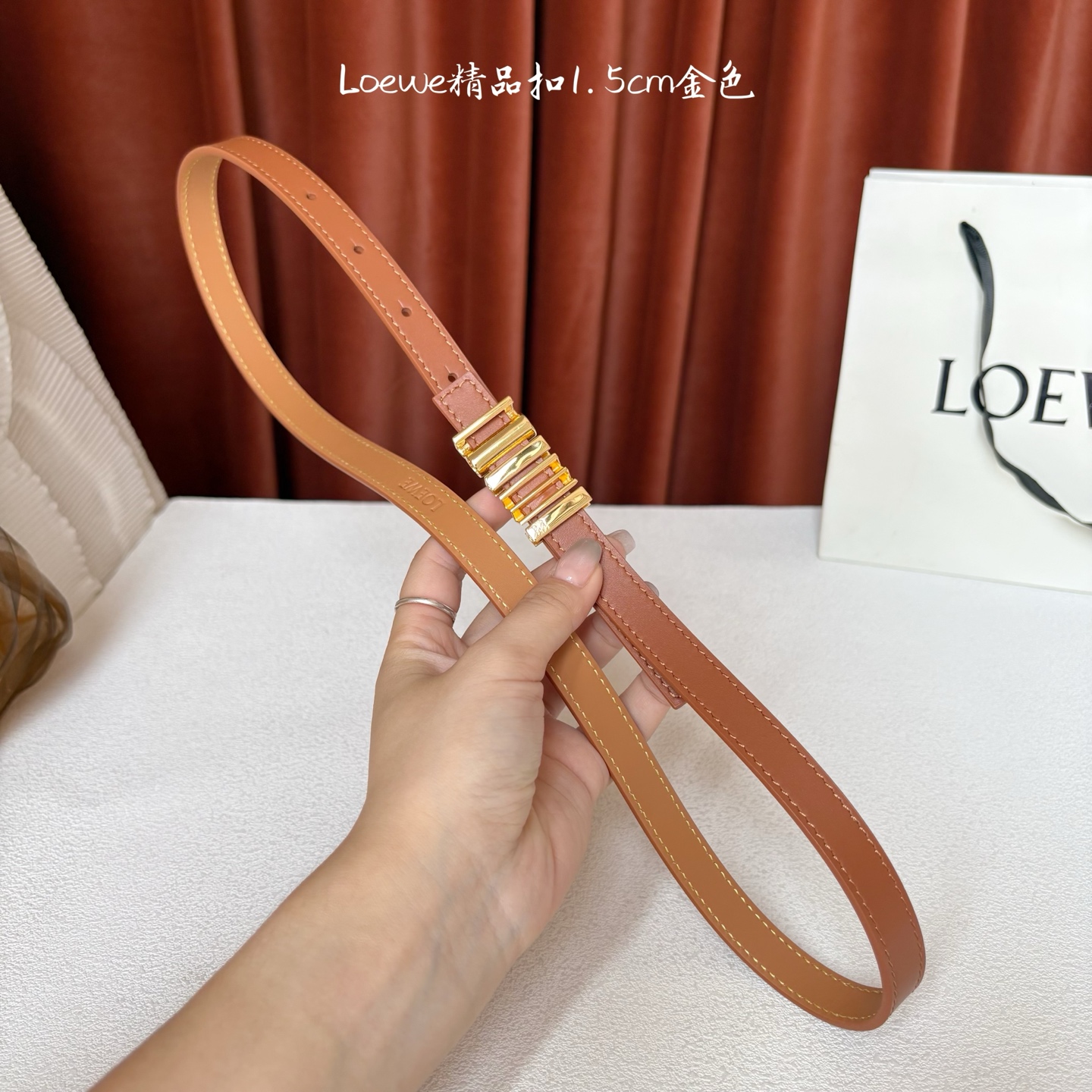 Loewe经典牛皮革腰带，亮面LOEWE几何腰带扣。宽1.5cm，ZP开发，细节精致。罗意威这款皮带旁人