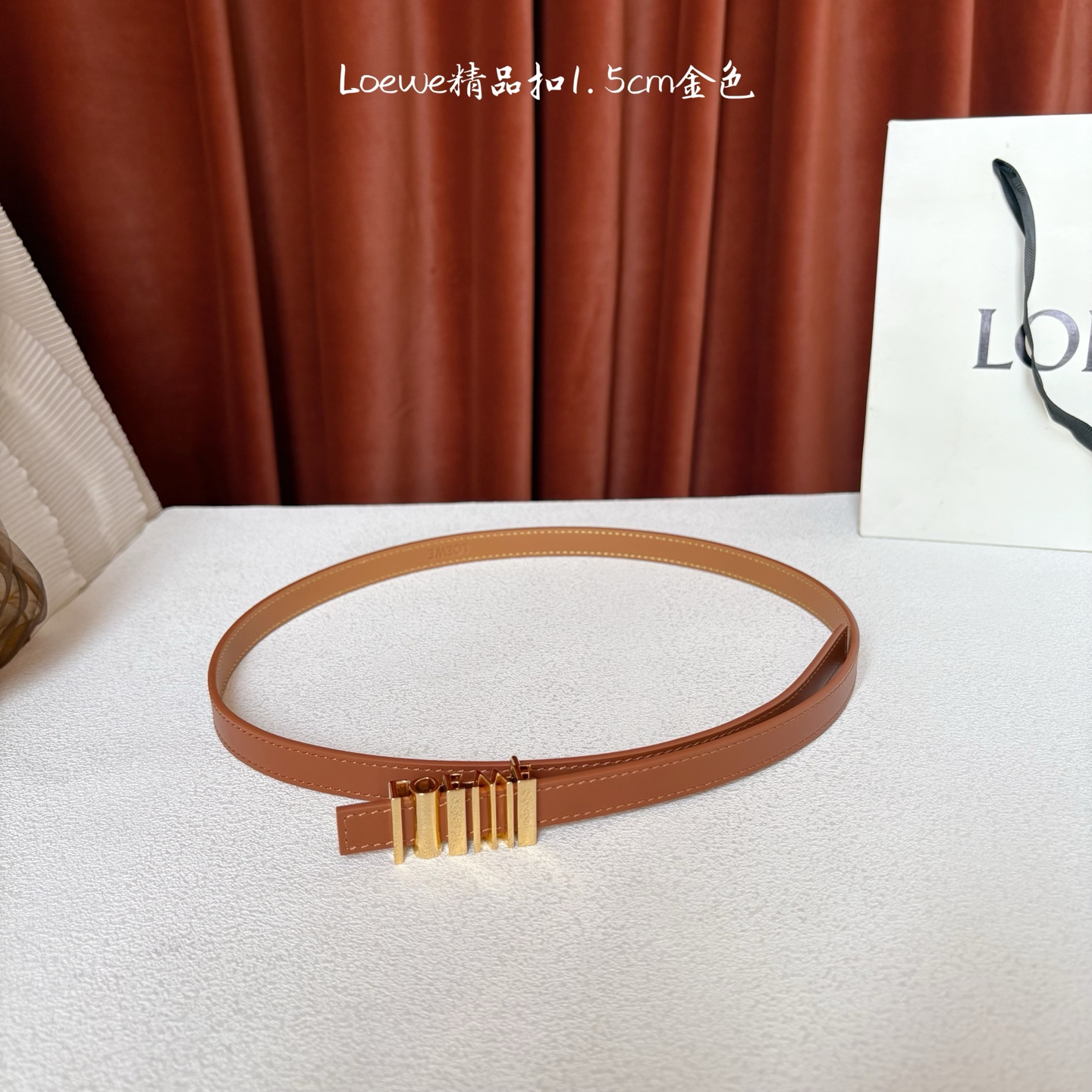 Loewe经典牛皮革腰带，亮面LOEWE几何腰带扣。宽1.5cm，ZP开发，细节精致。罗意威这款皮带旁人