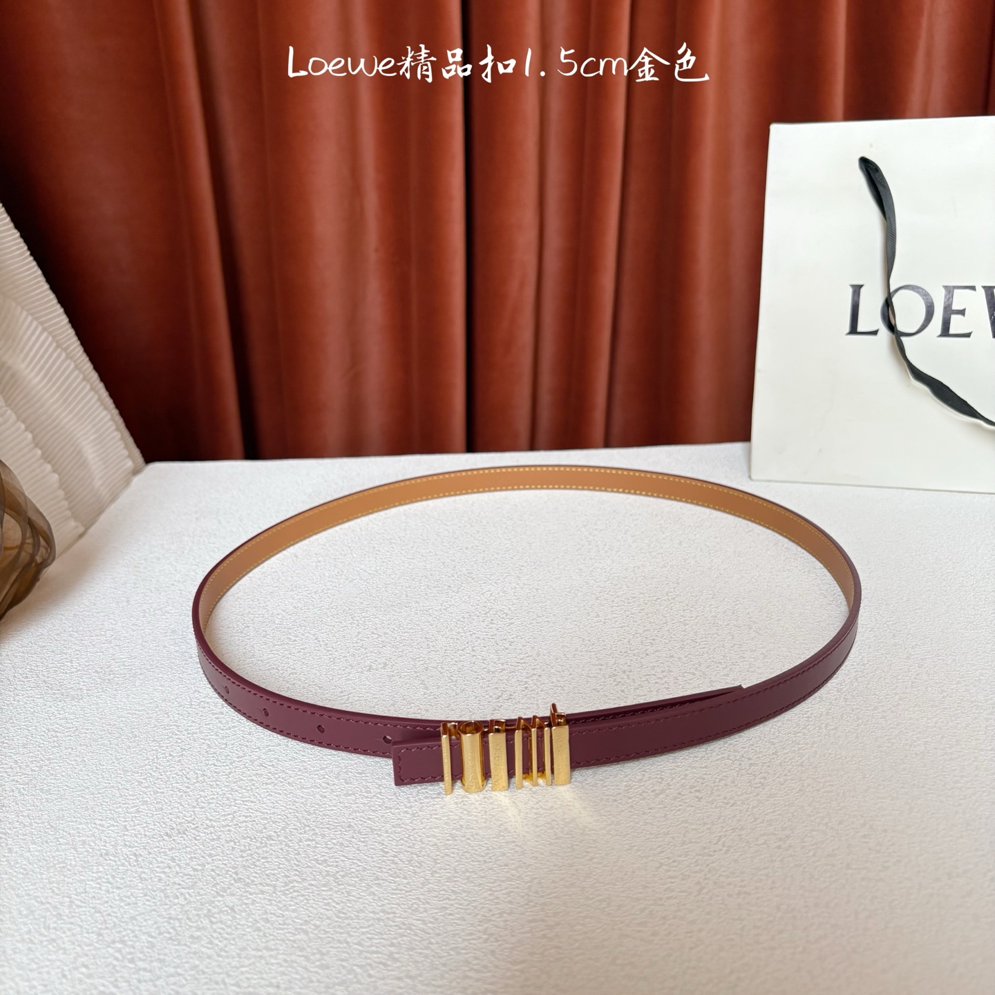 Loewe经典牛皮革腰带，亮面LOEWE几何腰带扣。宽1.5cm，ZP开发，细节精致。罗意威这款皮带旁人