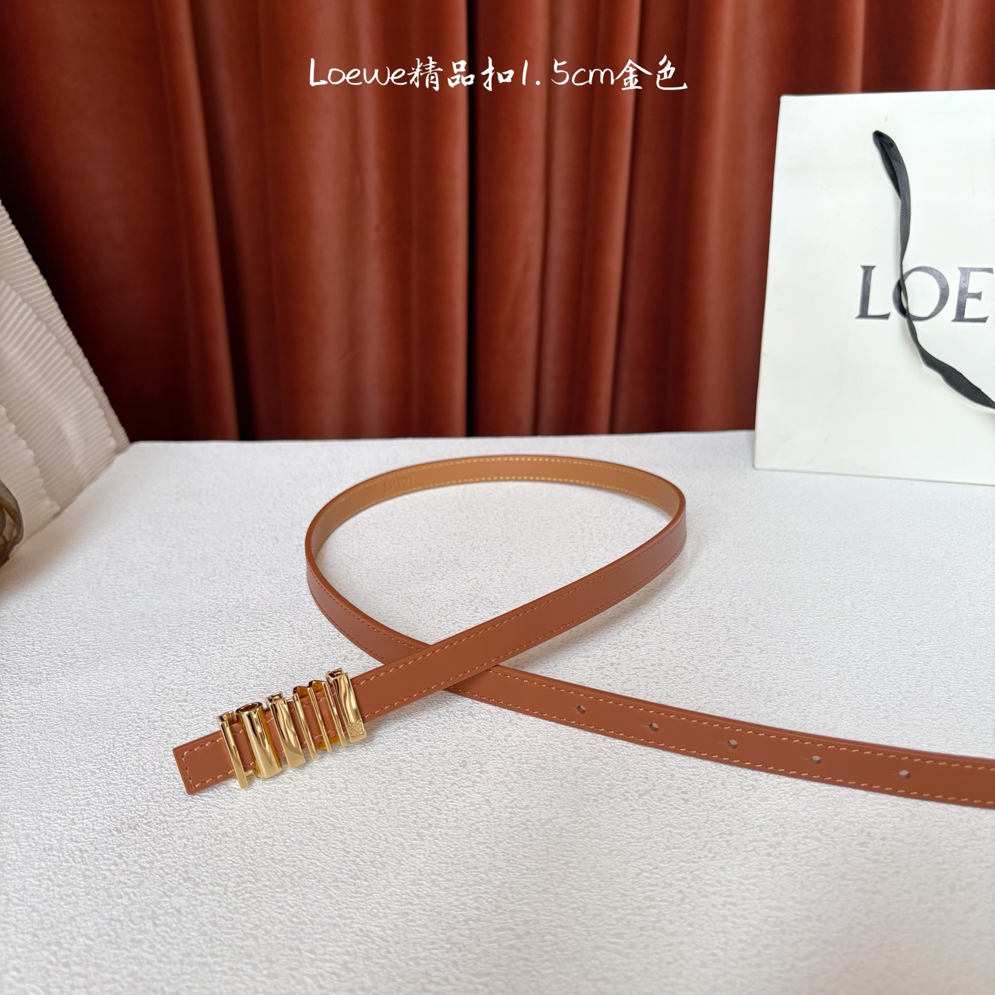 Loewe经典牛皮革腰带，亮面LOEWE几何腰带扣。宽1.5cm，ZP开发，细节精致。罗意威这款皮带旁人