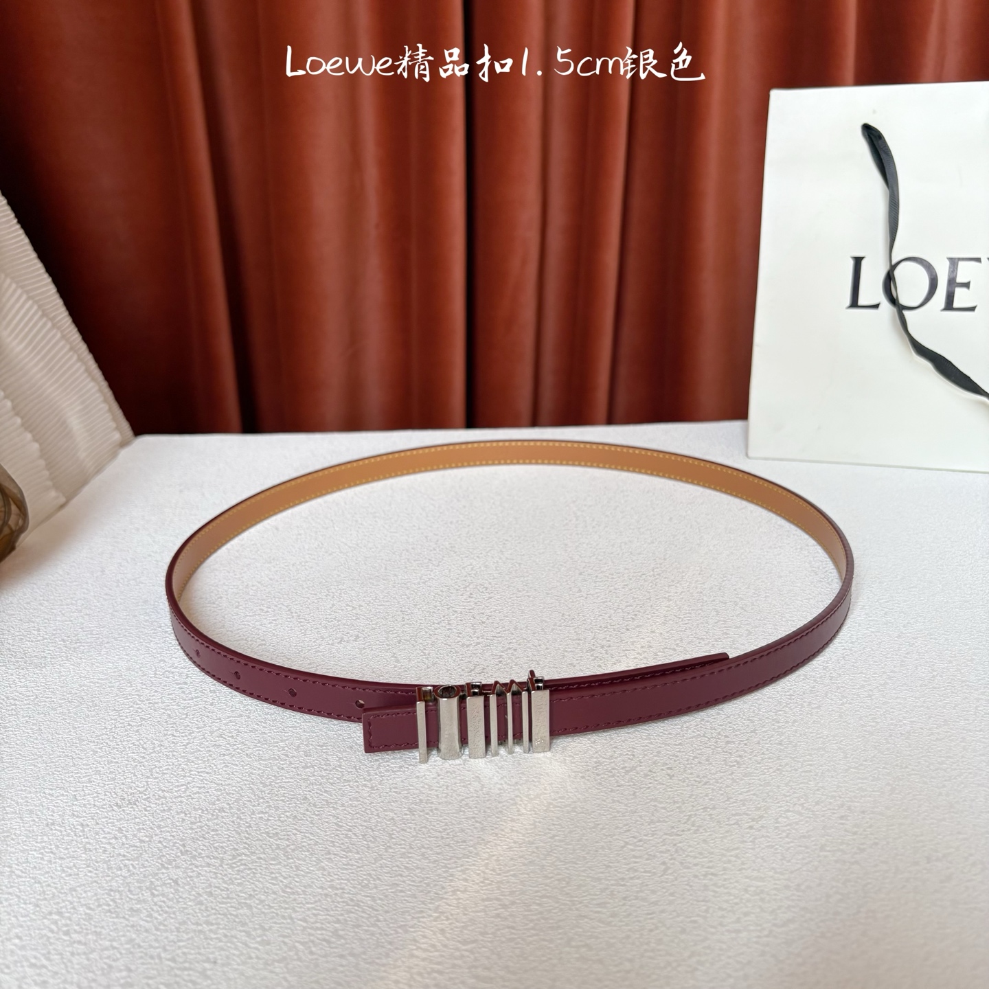 Loewe经典牛皮革腰带，亮面LOEWE几何腰带扣。宽1.5cm，ZP开发，细节精致。罗意威这款皮带旁人