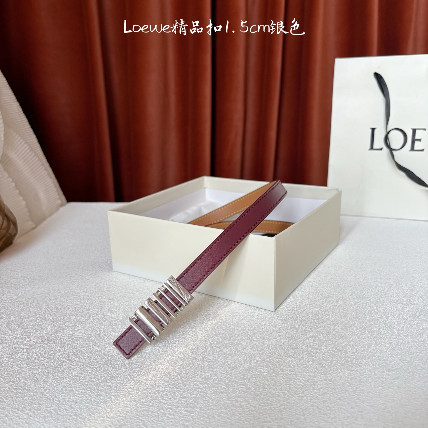 Loewe经典牛皮革腰带，亮面LOEWE几何腰带扣。宽1.5cm，ZP开发，细节精致。罗意威这款皮带旁人