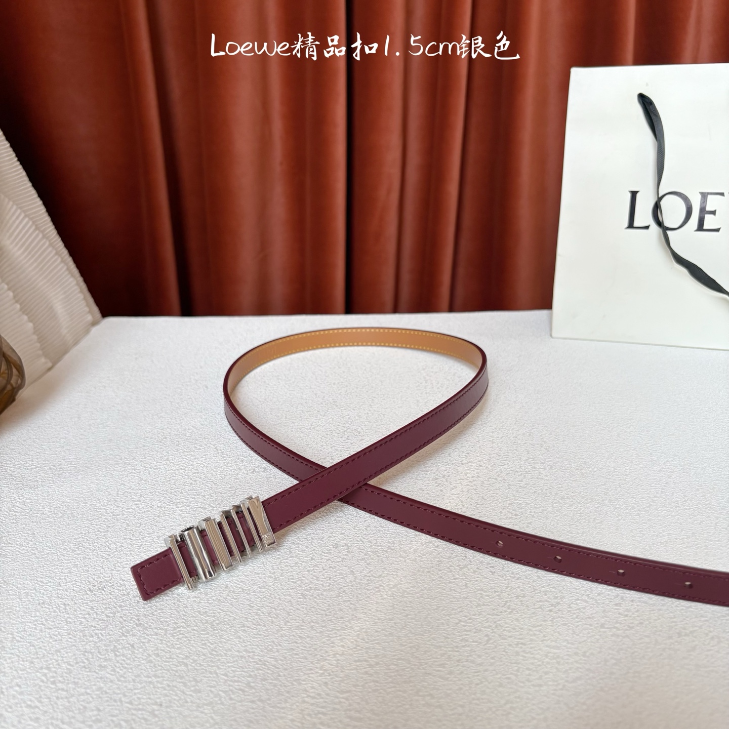 Loewe经典牛皮革腰带，亮面LOEWE几何腰带扣。宽1.5cm，ZP开发，细节精致。罗意威这款皮带旁人