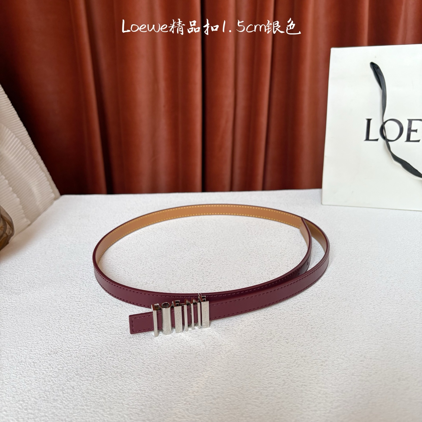 Loewe经典牛皮革腰带，亮面LOEWE几何腰带扣。宽1.5cm，ZP开发，细节精致。罗意威这款皮带旁人