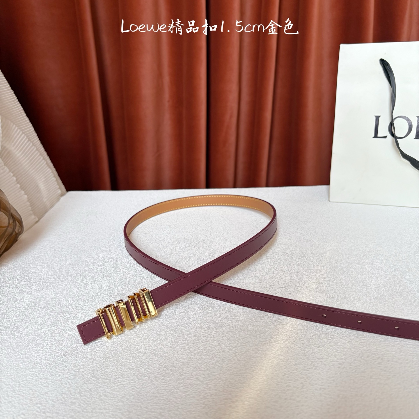 Loewe经典牛皮革腰带，亮面LOEWE几何腰带扣。宽1.5cm，ZP开发，细节精致。罗意威这款皮带旁人