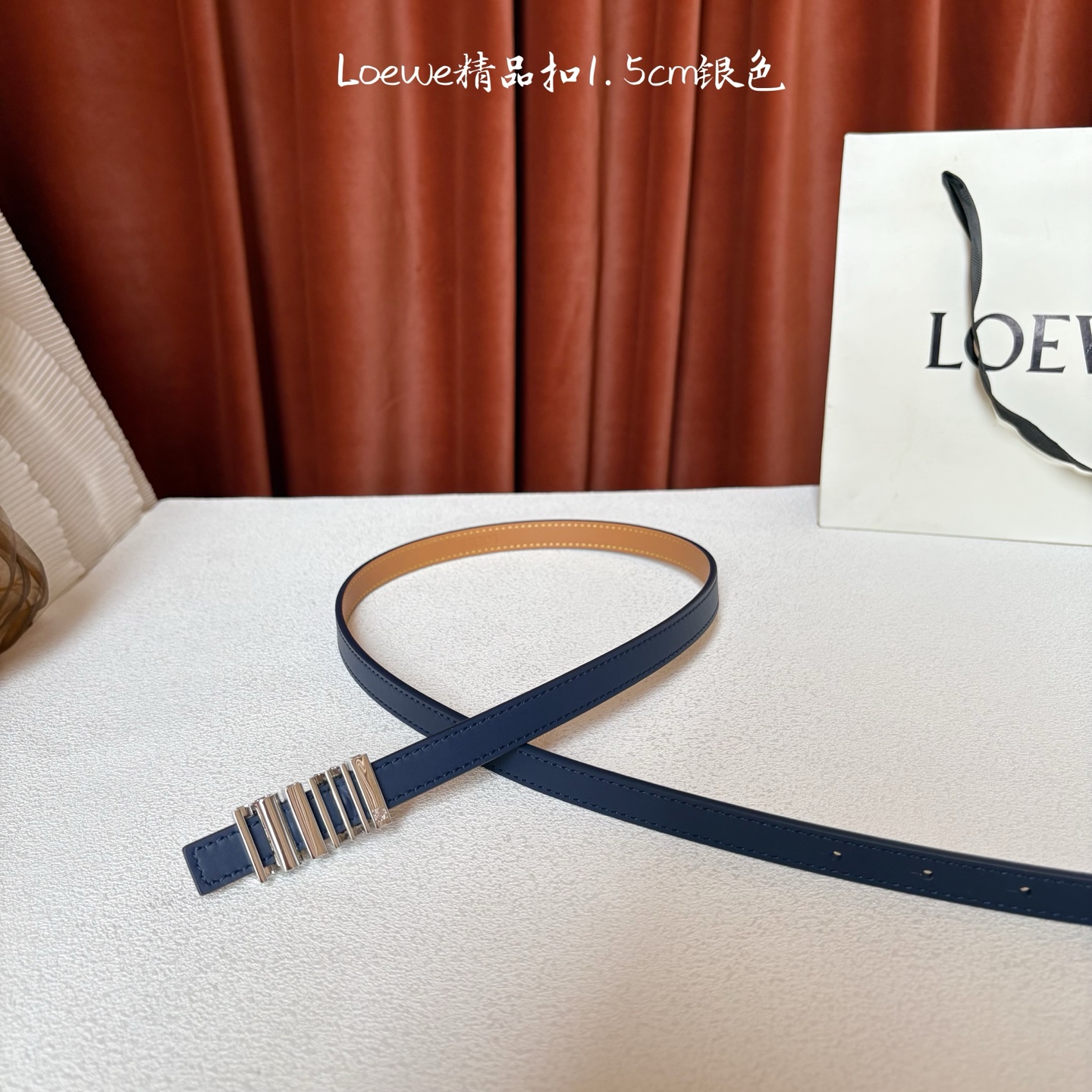 Loewe经典牛皮革腰带，亮面LOEWE几何腰带扣。宽1.5cm，ZP开发，细节精致。罗意威这款皮带旁人