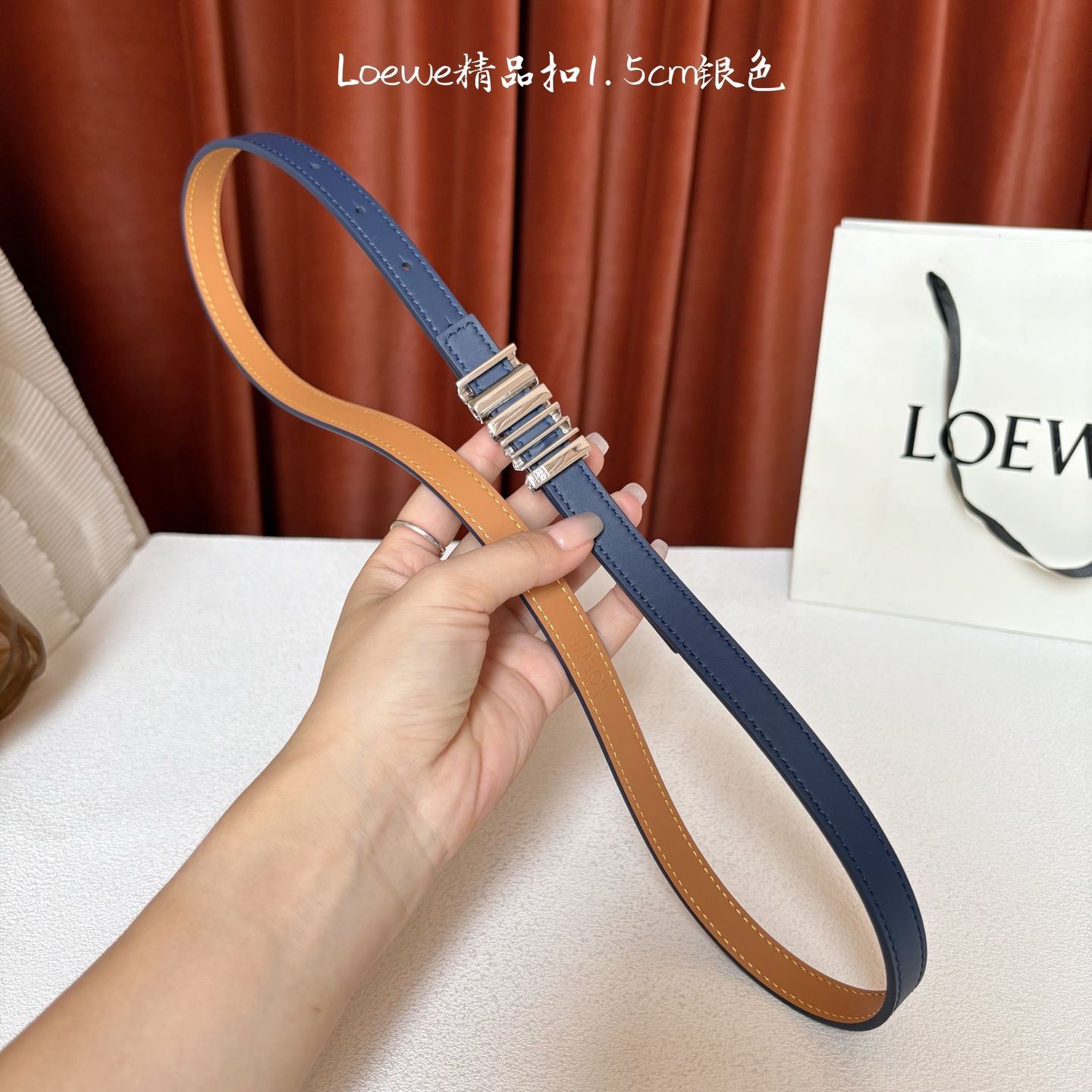 Loewe经典牛皮革腰带，亮面LOEWE几何腰带扣。宽1.5cm，ZP开发，细节精致。罗意威这款皮带旁人