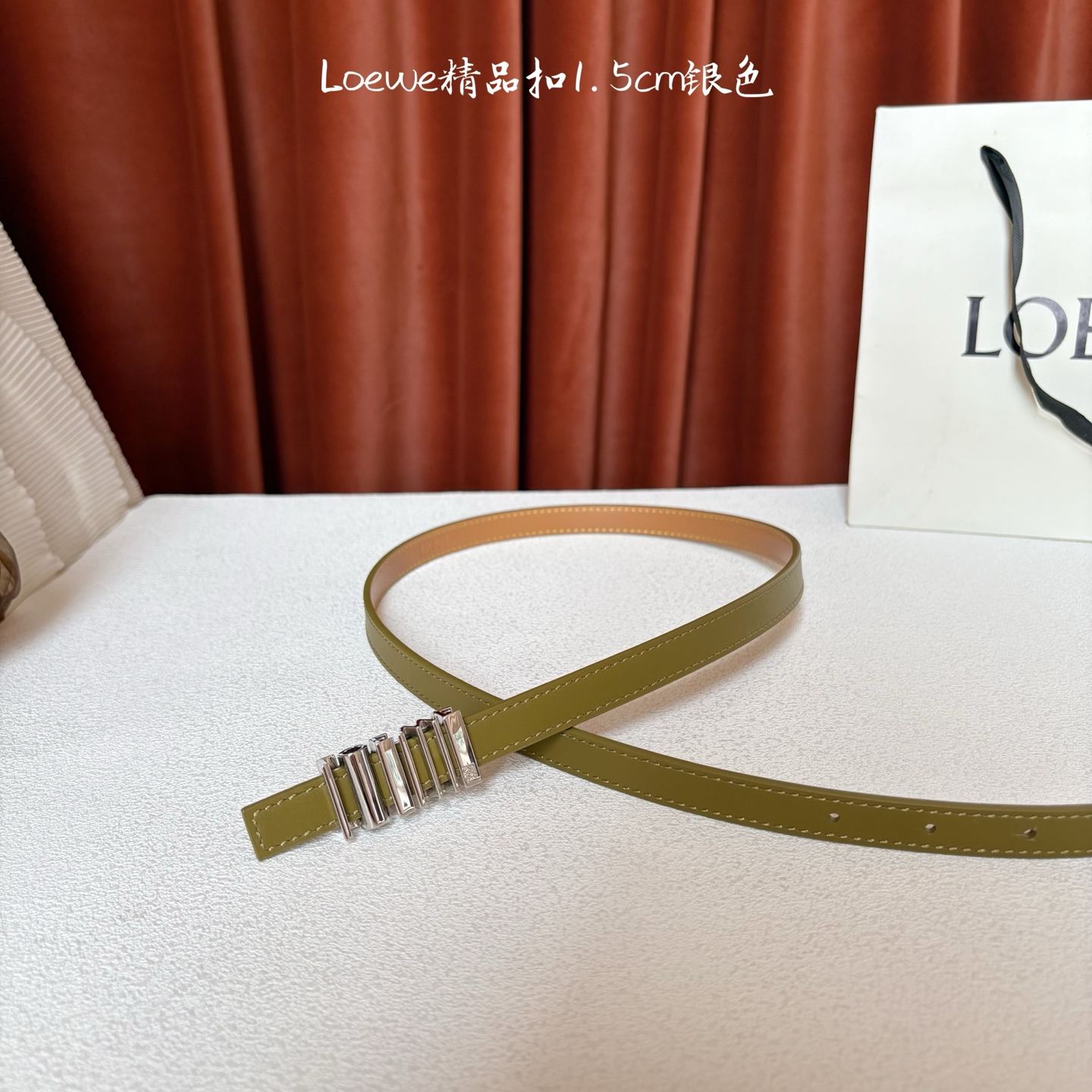 Loewe经典牛皮革腰带，亮面LOEWE几何腰带扣。宽1.5cm，ZP开发，细节精致。罗意威这款皮带旁人