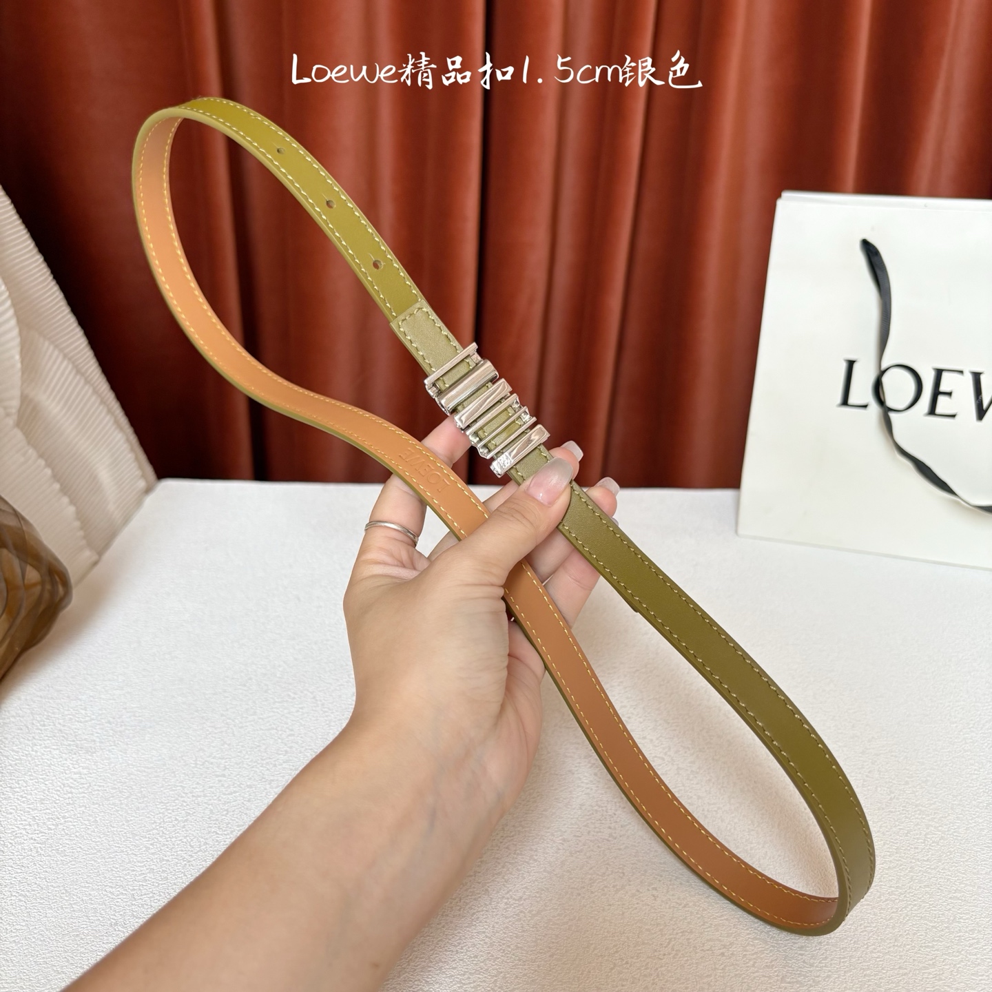 Loewe经典牛皮革腰带，亮面LOEWE几何腰带扣。宽1.5cm，ZP开发，细节精致。罗意威这款皮带旁人