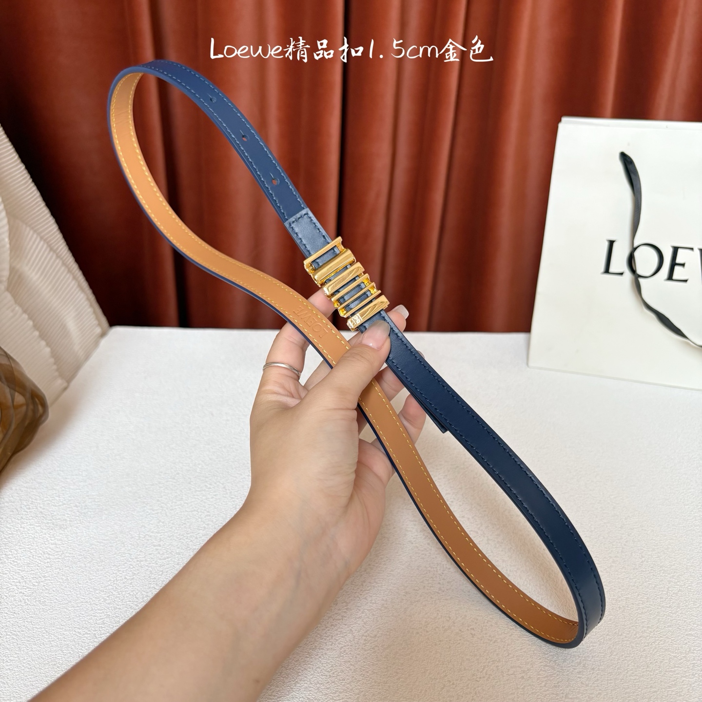 Loewe经典牛皮革腰带，亮面LOEWE几何腰带扣。宽1.5cm，ZP开发，细节精致。罗意威这款皮带旁人