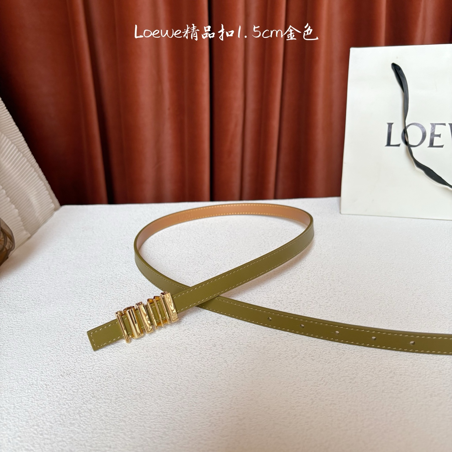 Loewe经典牛皮革腰带，亮面LOEWE几何腰带扣。宽1.5cm，ZP开发，细节精致。罗意威这款皮带旁人