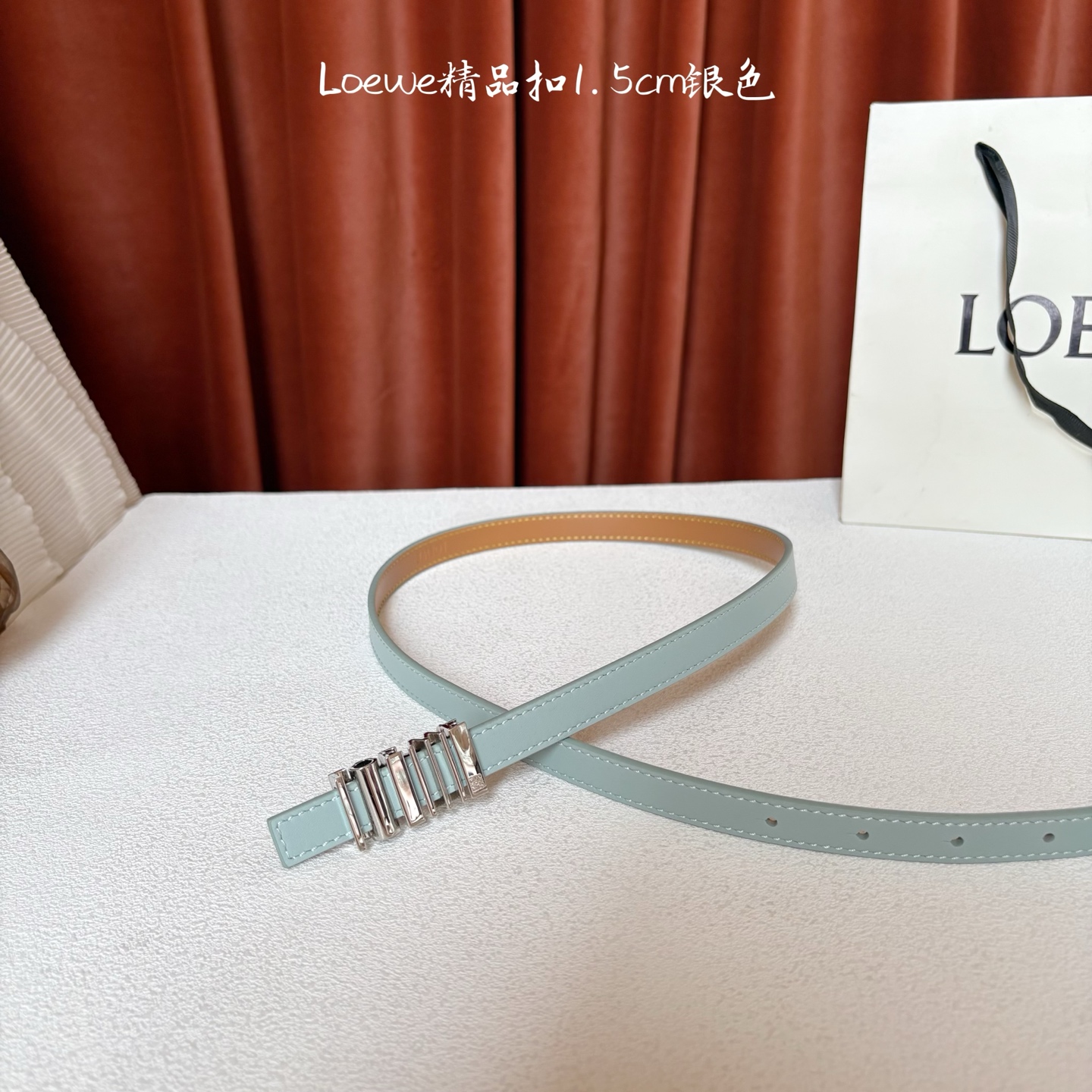 Loewe经典牛皮革腰带，亮面LOEWE几何腰带扣。宽1.5cm，ZP开发，细节精致。罗意威这款皮带旁人