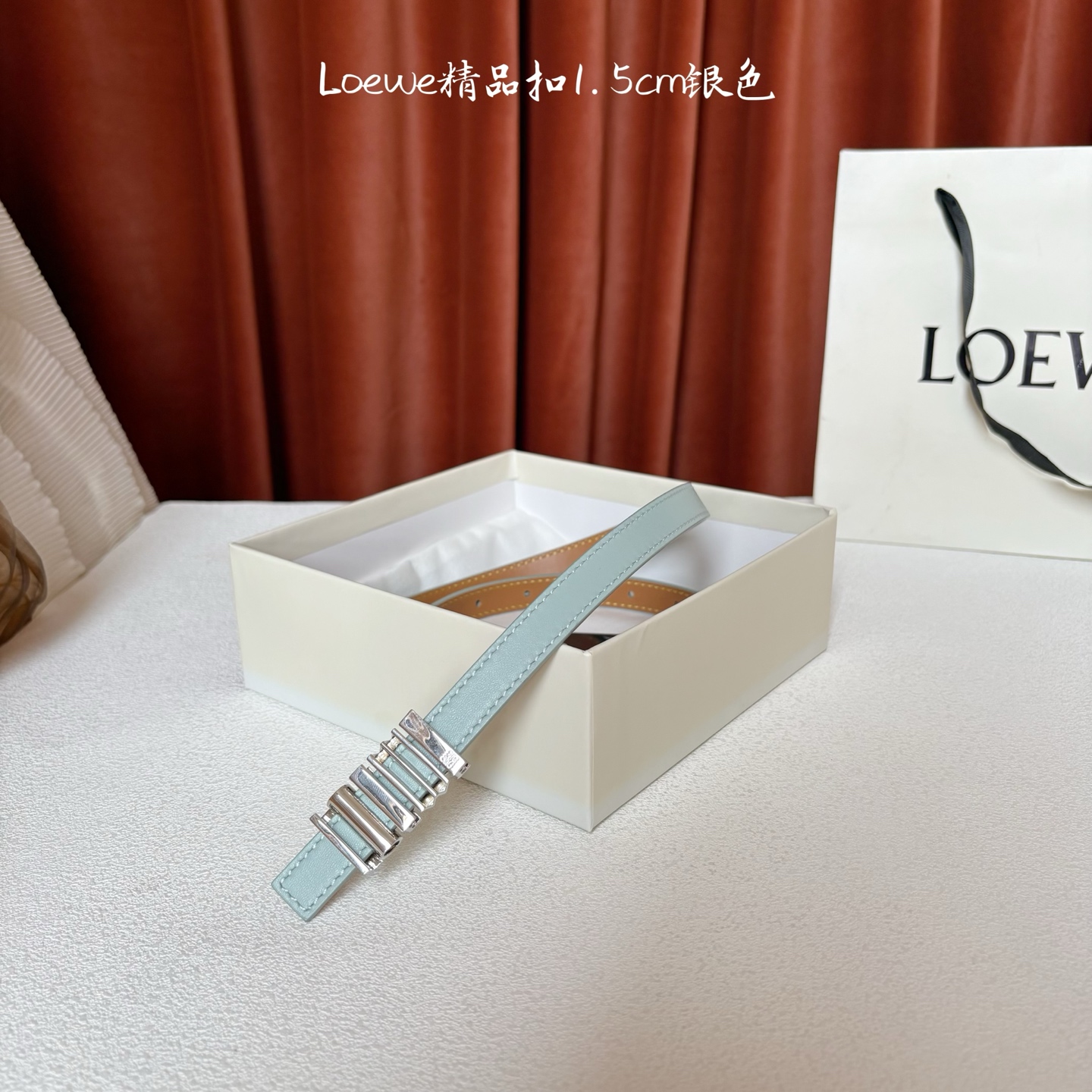 Loewe经典牛皮革腰带，亮面LOEWE几何腰带扣。宽1.5cm，ZP开发，细节精致。罗意威这款皮带旁人