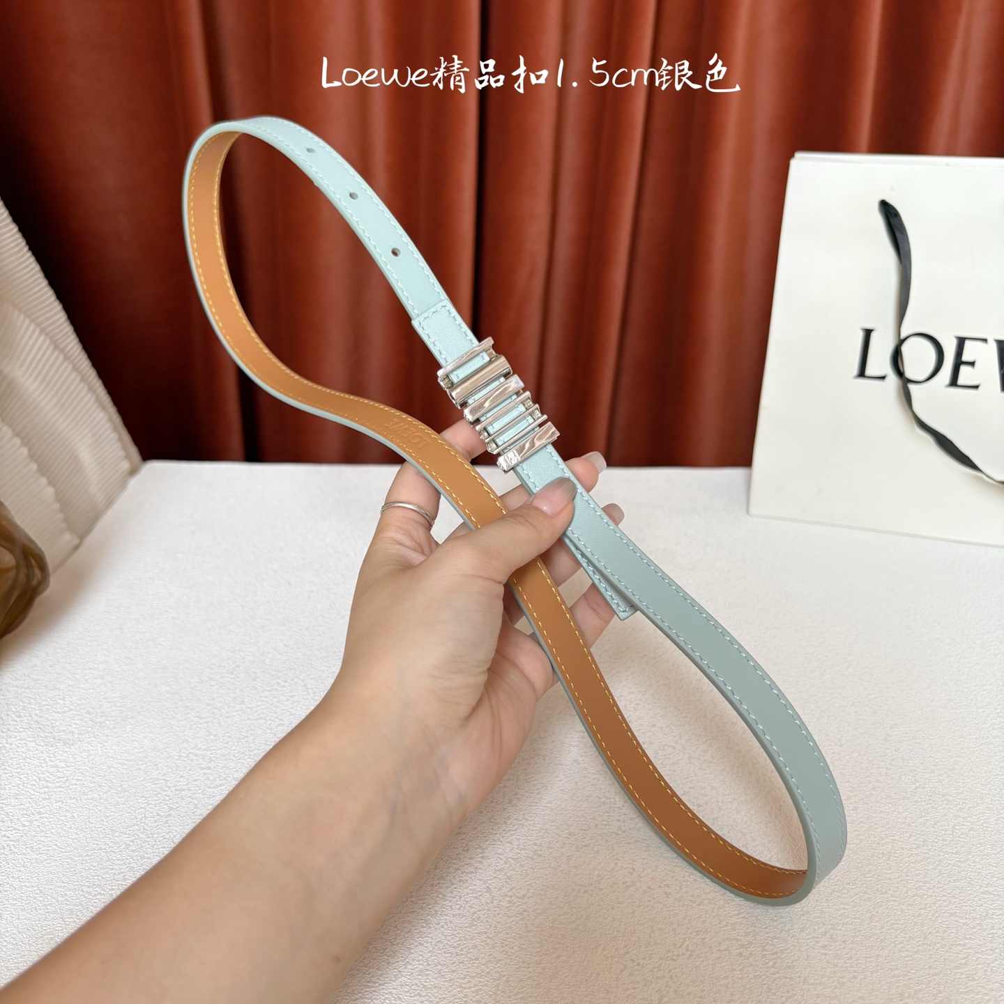 Loewe经典牛皮革腰带，亮面LOEWE几何腰带扣。宽1.5cm，ZP开发，细节精致。罗意威这款皮带旁人