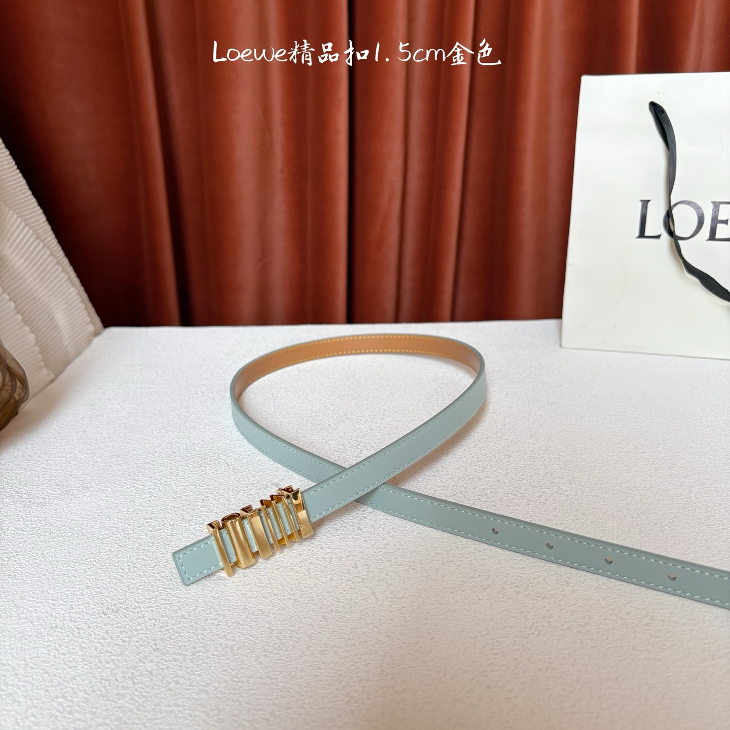 Loewe经典牛皮革腰带，亮面LOEWE几何腰带扣。宽1.5cm，ZP开发，细节精致。罗意威这款皮带旁人