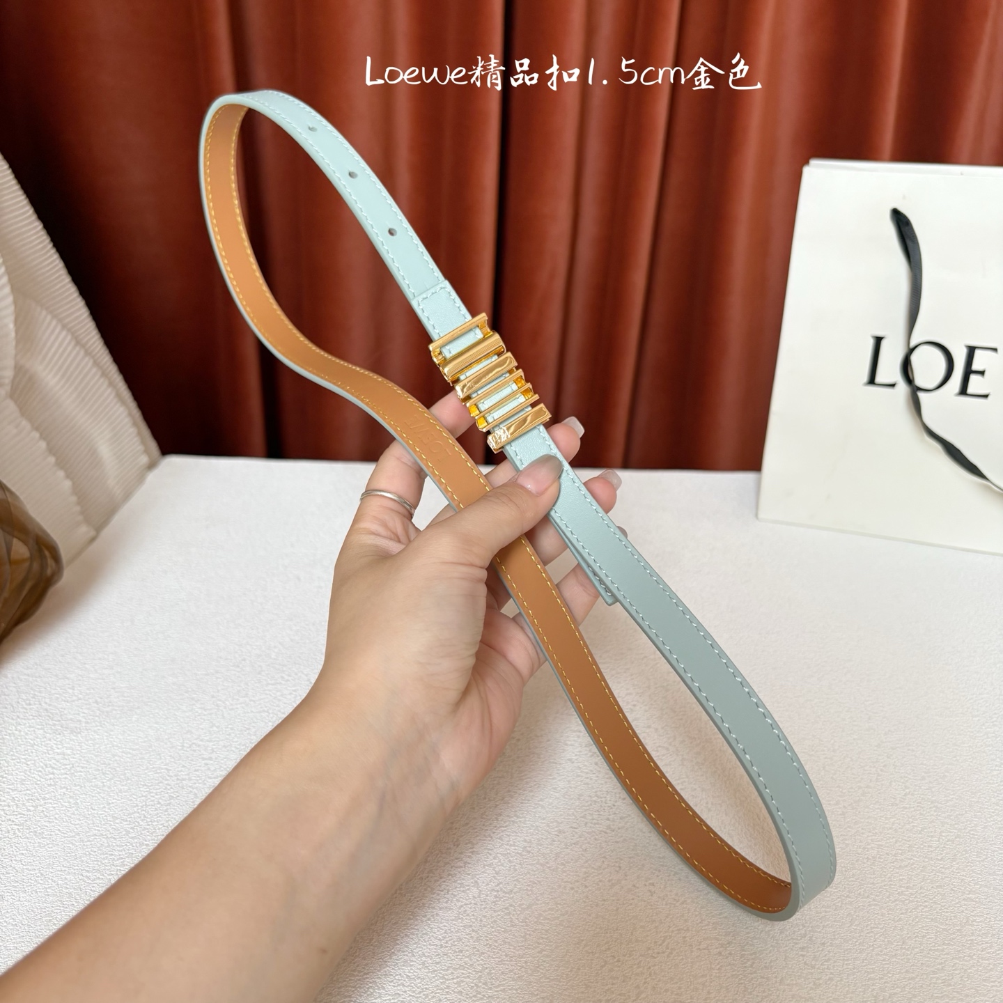 Loewe经典牛皮革腰带，亮面LOEWE几何腰带扣。宽1.5cm，ZP开发，细节精致。罗意威这款皮带旁人
