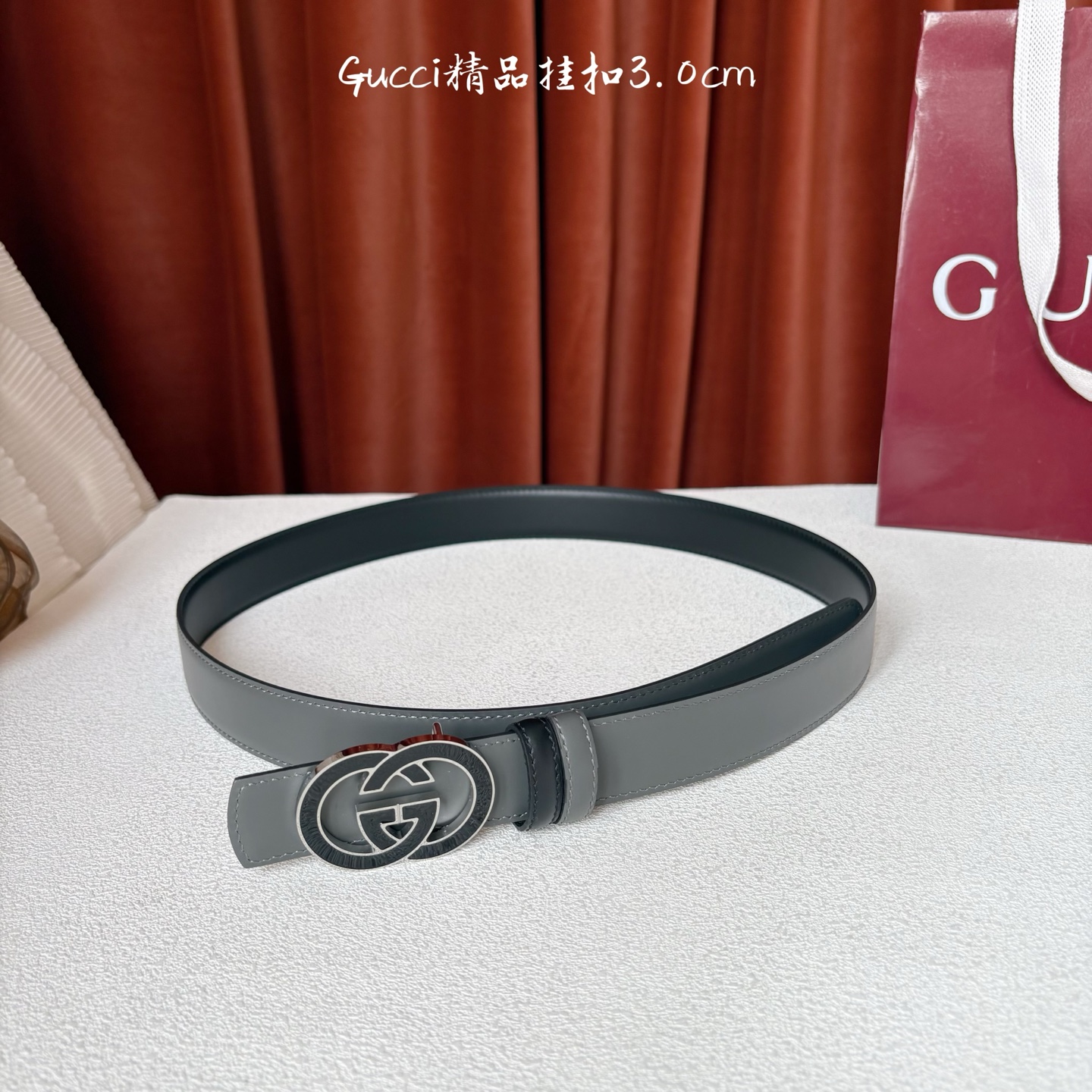 Gucci这款30MM腰带一面为灰色牛皮革，另一面为黑色牛皮革，搭配可拆卸互扣式双G搭扣，双面可用，潮流