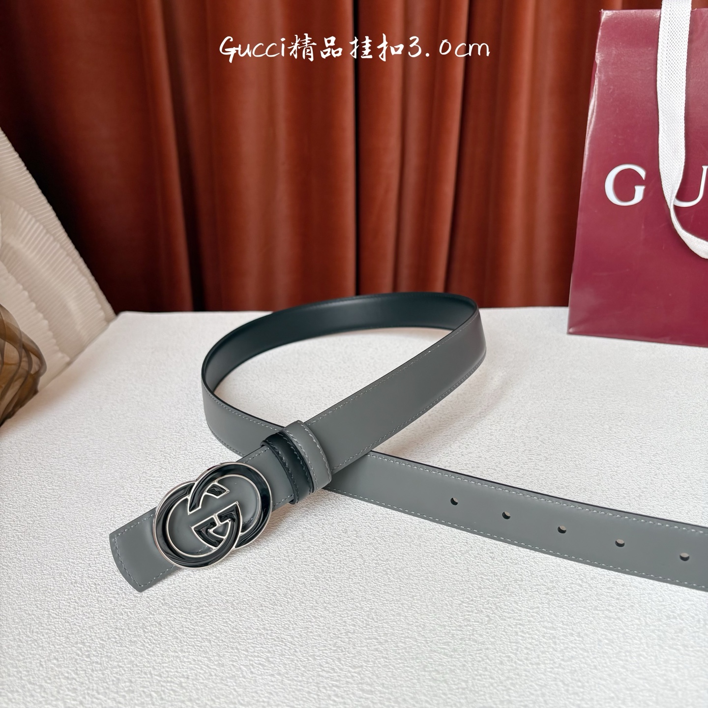 Gucci这款30MM腰带一面为灰色牛皮革，另一面为黑色牛皮革，搭配可拆卸互扣式双G搭扣，双面可用，潮流