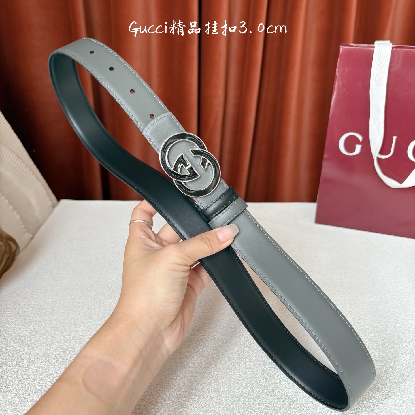 Gucci这款30MM腰带一面为灰色牛皮革，另一面为黑色牛皮革，搭配可拆卸互扣式双G搭扣，双面可用，潮流
