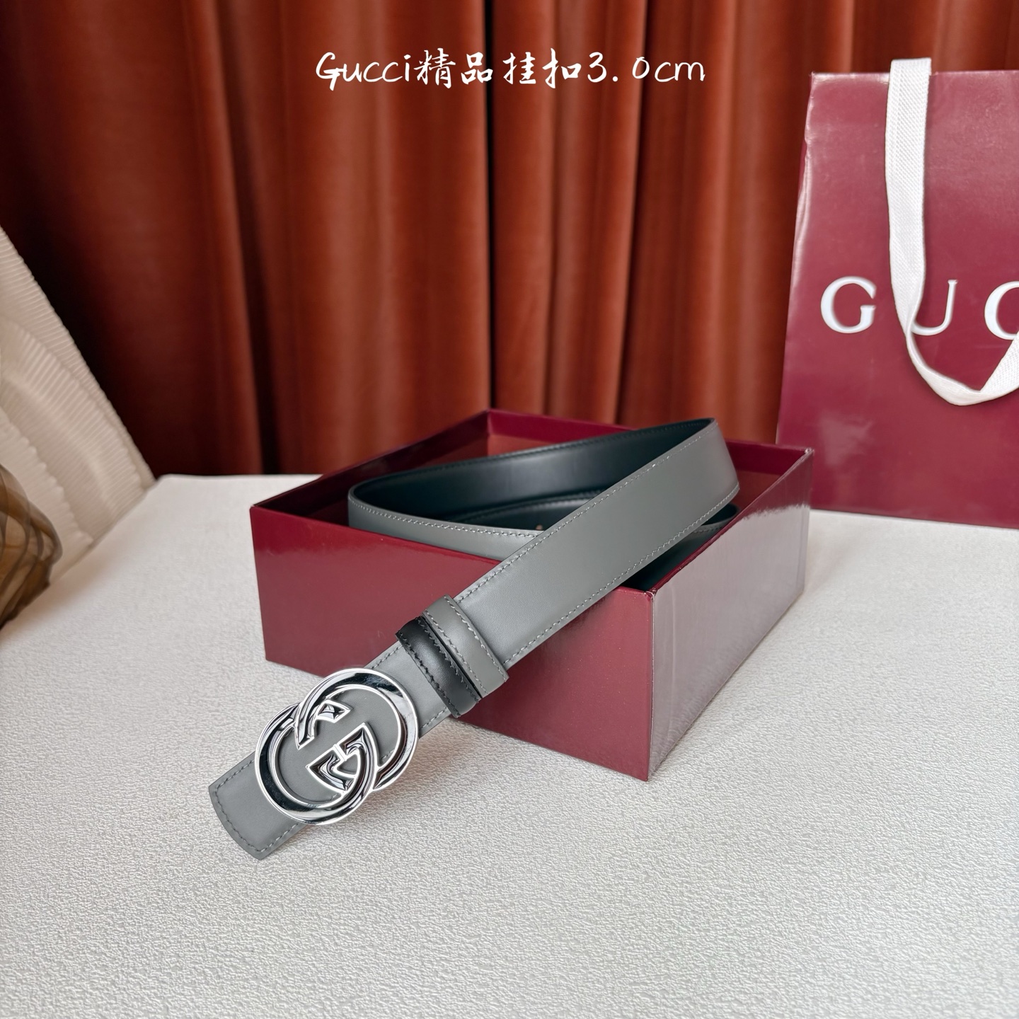 Gucci这款30MM腰带一面为灰色牛皮革，另一面为黑色牛皮革，搭配可拆卸互扣式双G搭扣，双面可用，潮流