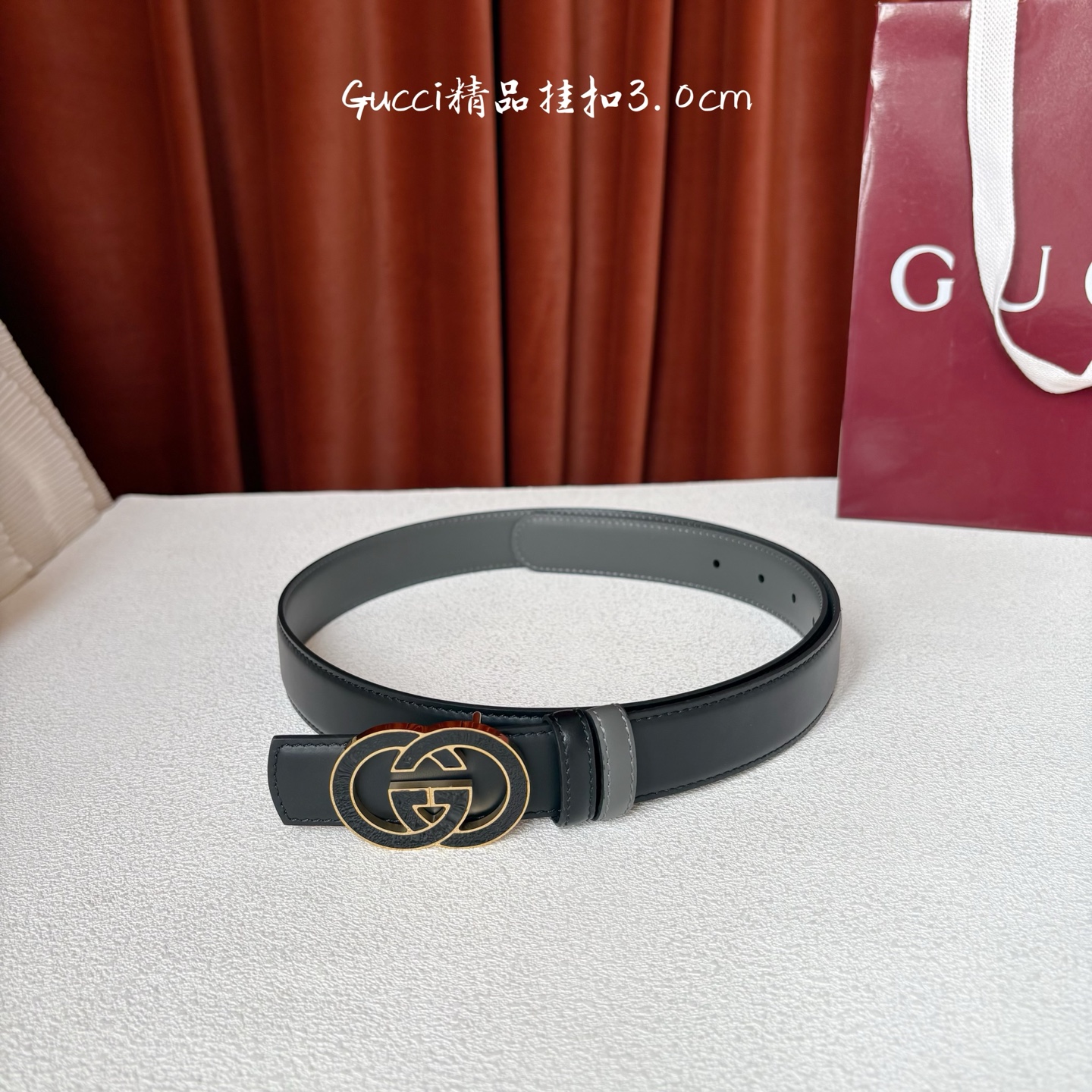 Gucci这款30MM腰带一面为灰色牛皮革，另一面为黑色牛皮革，搭配可拆卸互扣式双G搭扣，双面可用，潮流